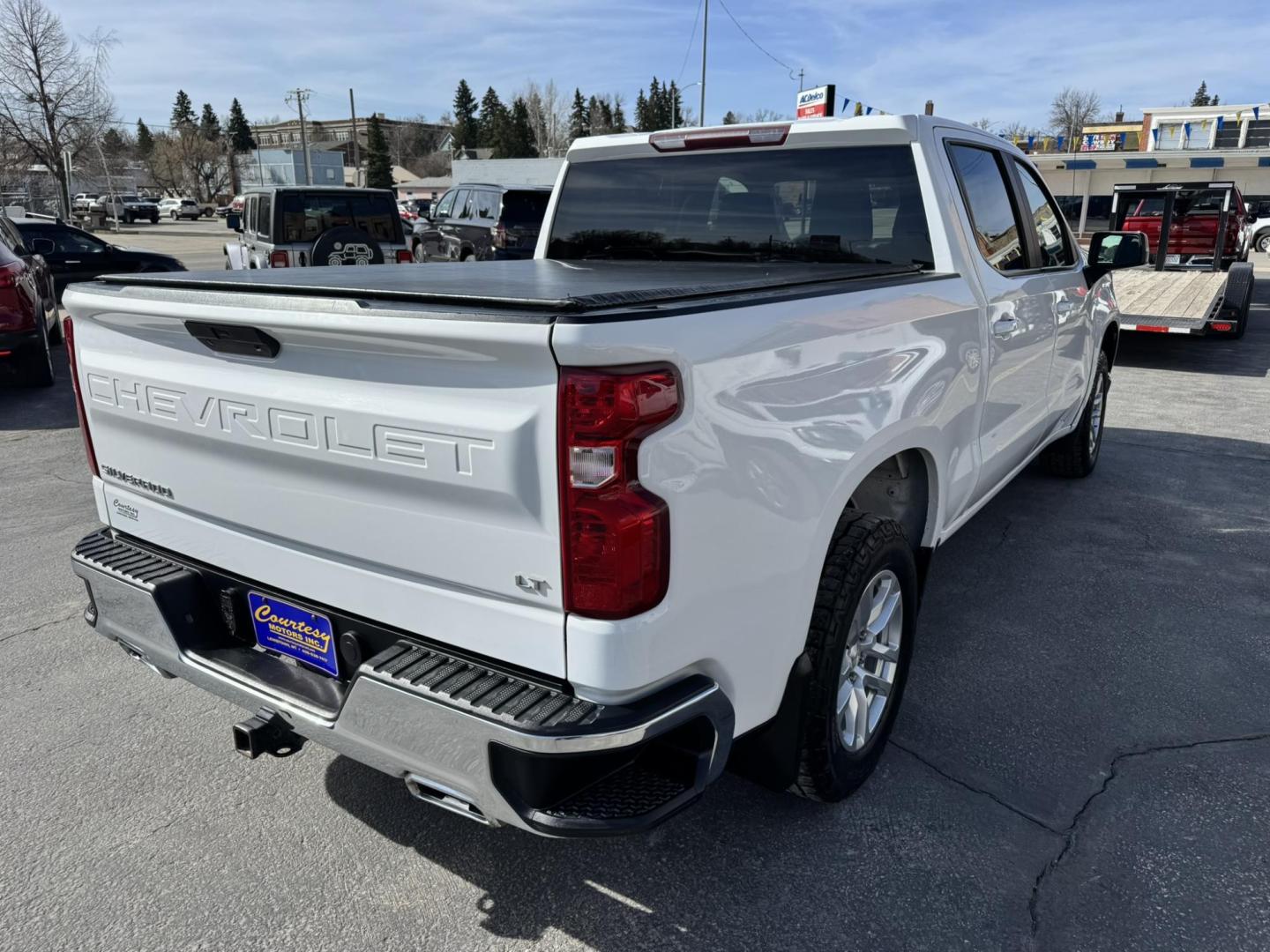 2020 WHITE /Charcoal Chevrolet Silverado 1500 LT Crew Cab Short Box 4WD (1GCUYDED1LZ) with an 5.3L V8 OHV 16V engine, 6A transmission, located at 116 5th Avenue South, Lewistown, MT, 59457, 47.063877, -109.427879 - Clean Car Fax on this 2020 Chevrolet Silverado LT! - Photo#2