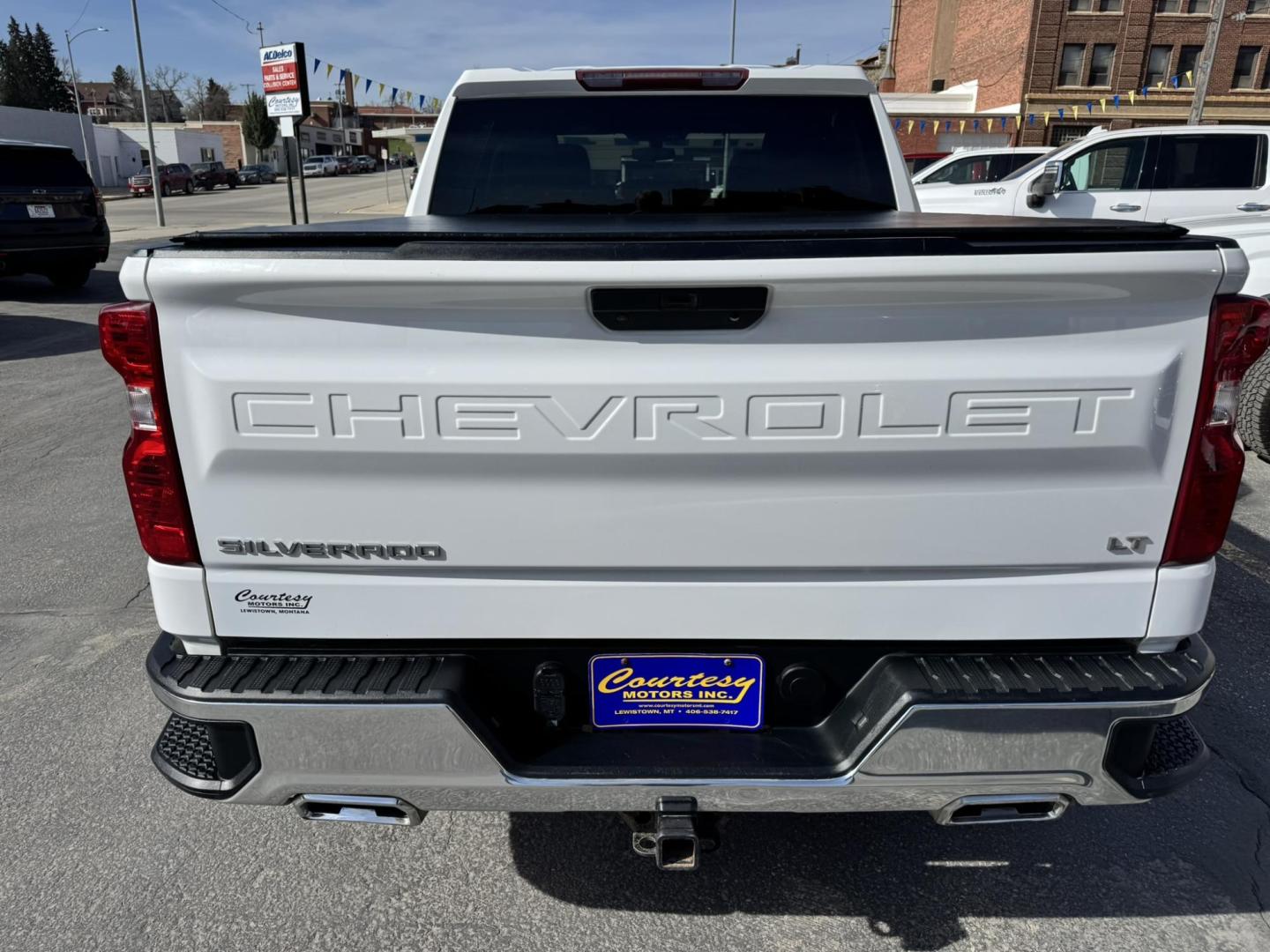 2020 WHITE /Charcoal Chevrolet Silverado 1500 LT Crew Cab Short Box 4WD (1GCUYDED1LZ) with an 5.3L V8 OHV 16V engine, 6A transmission, located at 116 5th Avenue South, Lewistown, MT, 59457, 47.063877, -109.427879 - Clean Car Fax on this 2020 Chevrolet Silverado LT! - Photo#3