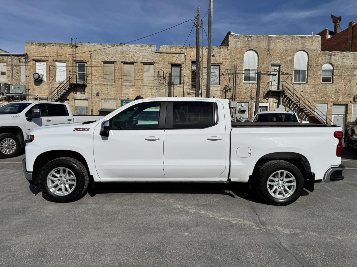 2020 WHITE /Charcoal Chevrolet Silverado 1500 LT Crew Cab Short Box 4WD (1GCUYDED1LZ) with an 5.3L V8 OHV 16V engine, 6A transmission, located at 116 5th Avenue South, Lewistown, MT, 59457, 47.063877, -109.427879 - Clean Car Fax on this 2020 Chevrolet Silverado LT! - Photo#5