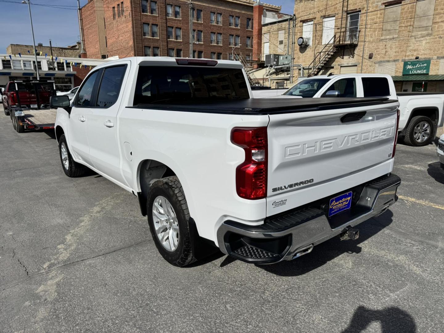 2020 WHITE /Charcoal Chevrolet Silverado 1500 LT Crew Cab Short Box 4WD (1GCUYDED1LZ) with an 5.3L V8 OHV 16V engine, 6A transmission, located at 116 5th Avenue South, Lewistown, MT, 59457, 47.063877, -109.427879 - Clean Car Fax on this 2020 Chevrolet Silverado LT! - Photo#4