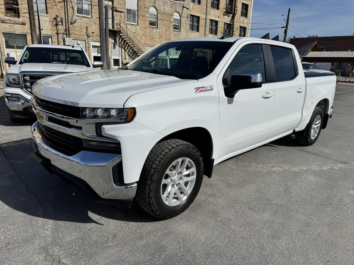 2020 WHITE /Charcoal Chevrolet Silverado 1500 LT Crew Cab Short Box 4WD (1GCUYDED1LZ) with an 5.3L V8 OHV 16V engine, 6A transmission, located at 116 5th Avenue South, Lewistown, MT, 59457, 47.063877, -109.427879 - Clean Car Fax on this 2020 Chevrolet Silverado LT! - Photo#6