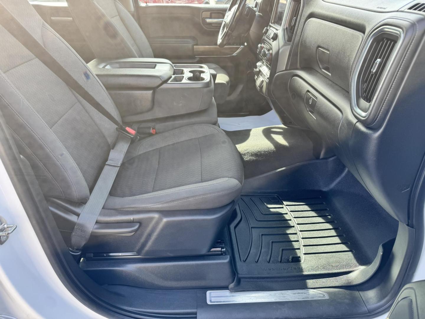 2020 WHITE /Charcoal Chevrolet Silverado 1500 LT Crew Cab Short Box 4WD (1GCUYDED1LZ) with an 5.3L V8 OHV 16V engine, 6A transmission, located at 116 5th Avenue South, Lewistown, MT, 59457, 47.063877, -109.427879 - Clean Car Fax on this 2020 Chevrolet Silverado LT! - Photo#7