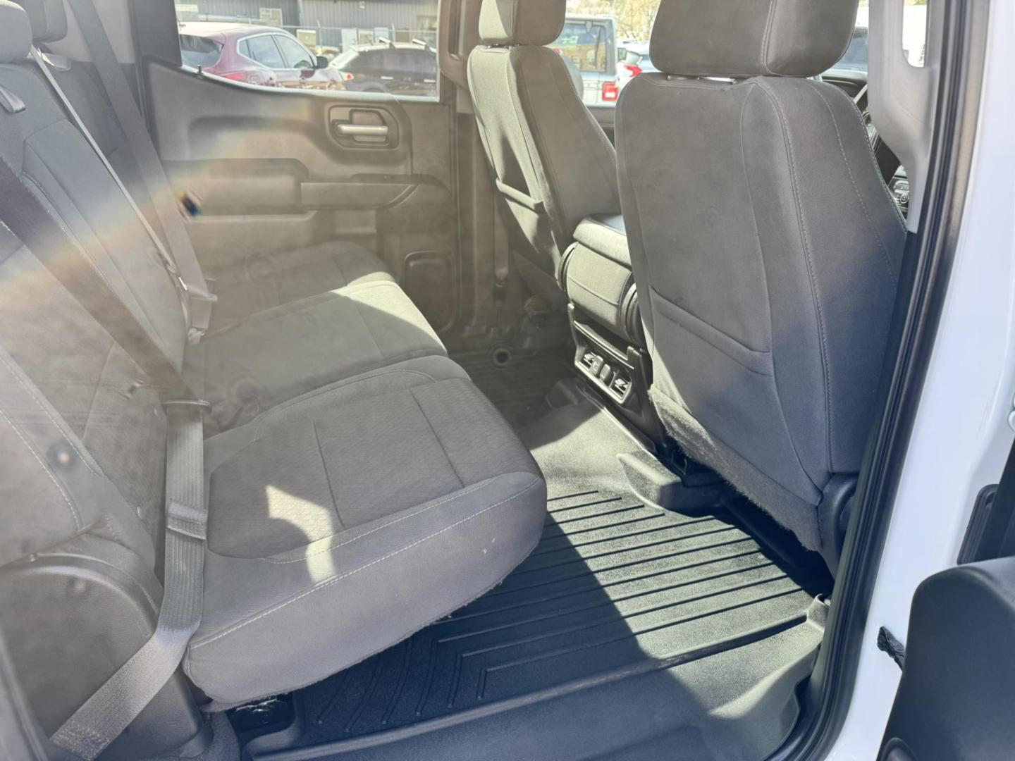 2020 WHITE /Charcoal Chevrolet Silverado 1500 LT Crew Cab Short Box 4WD (1GCUYDED1LZ) with an 5.3L V8 OHV 16V engine, 6A transmission, located at 116 5th Avenue South, Lewistown, MT, 59457, 47.063877, -109.427879 - Clean Car Fax on this 2020 Chevrolet Silverado LT! - Photo#8