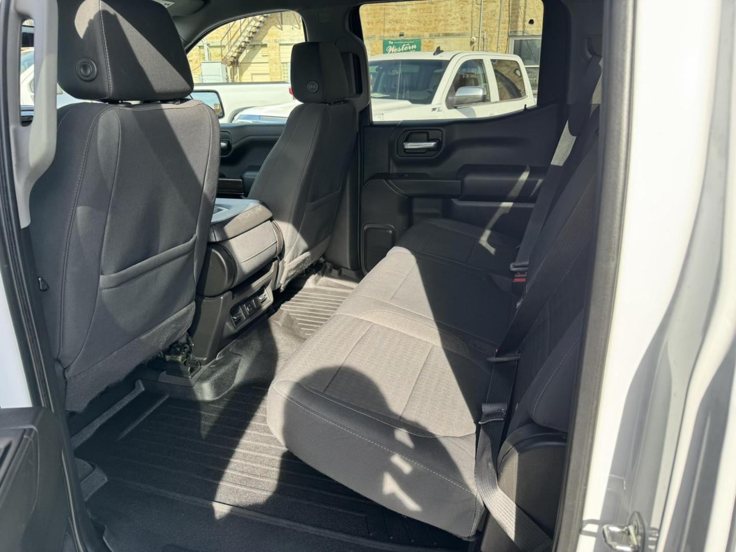 2020 WHITE /Charcoal Chevrolet Silverado 1500 LT Crew Cab Short Box 4WD (1GCUYDED1LZ) with an 5.3L V8 OHV 16V engine, 6A transmission, located at 116 5th Avenue South, Lewistown, MT, 59457, 47.063877, -109.427879 - Clean Car Fax on this 2020 Chevrolet Silverado LT! - Photo#9