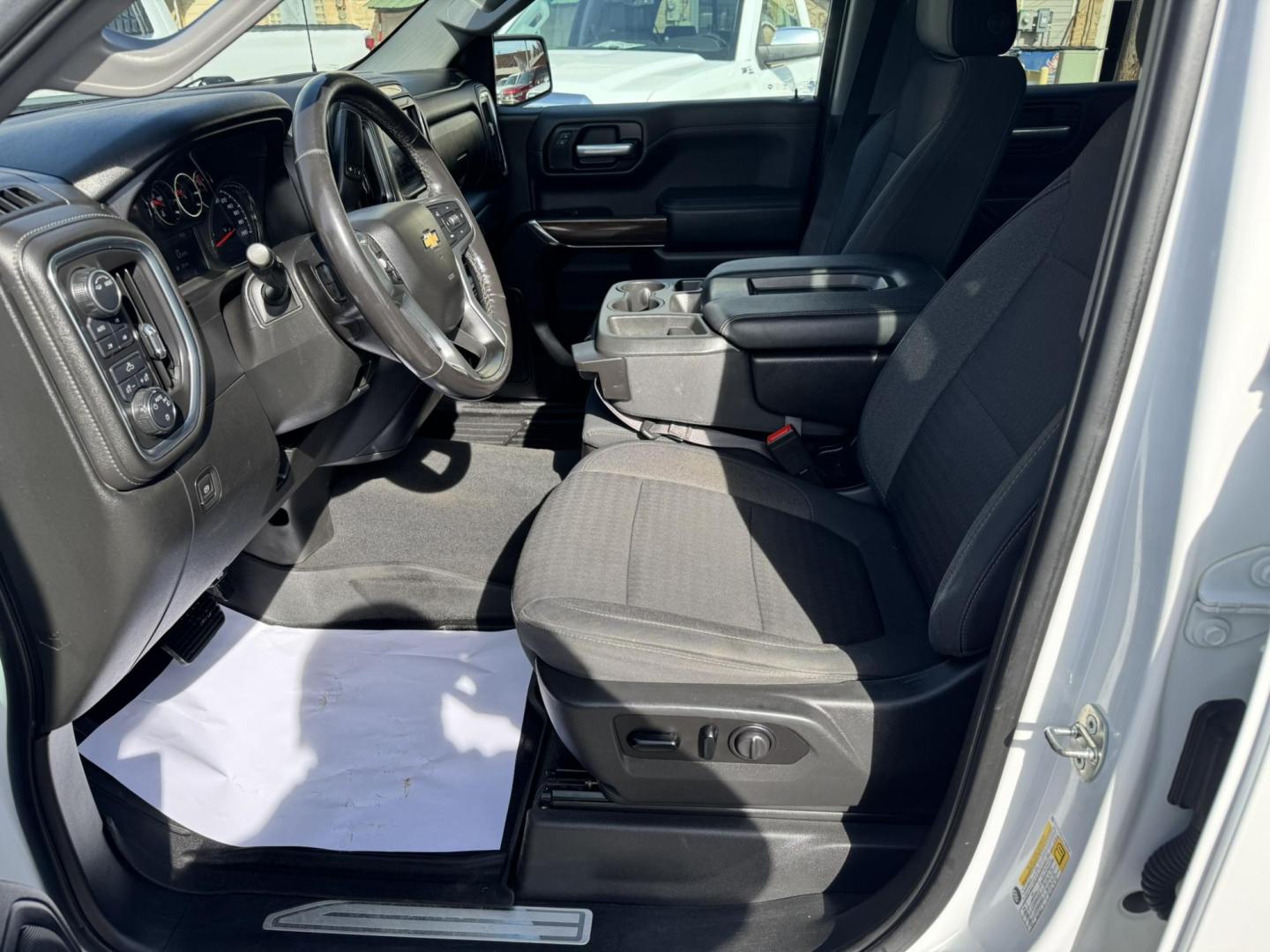 2020 WHITE /Charcoal Chevrolet Silverado 1500 LT Crew Cab Short Box 4WD (1GCUYDED1LZ) with an 5.3L V8 OHV 16V engine, 6A transmission, located at 116 5th Avenue South, Lewistown, MT, 59457, 47.063877, -109.427879 - Clean Car Fax on this 2020 Chevrolet Silverado LT! - Photo#10