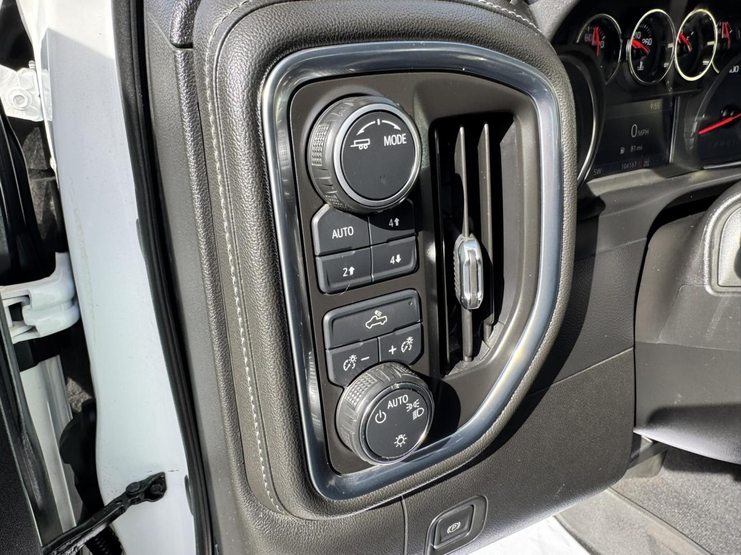 2020 WHITE /Charcoal Chevrolet Silverado 1500 LT Crew Cab Short Box 4WD (1GCUYDED1LZ) with an 5.3L V8 OHV 16V engine, 6A transmission, located at 116 5th Avenue South, Lewistown, MT, 59457, 47.063877, -109.427879 - Clean Car Fax on this 2020 Chevrolet Silverado LT! - Photo#11