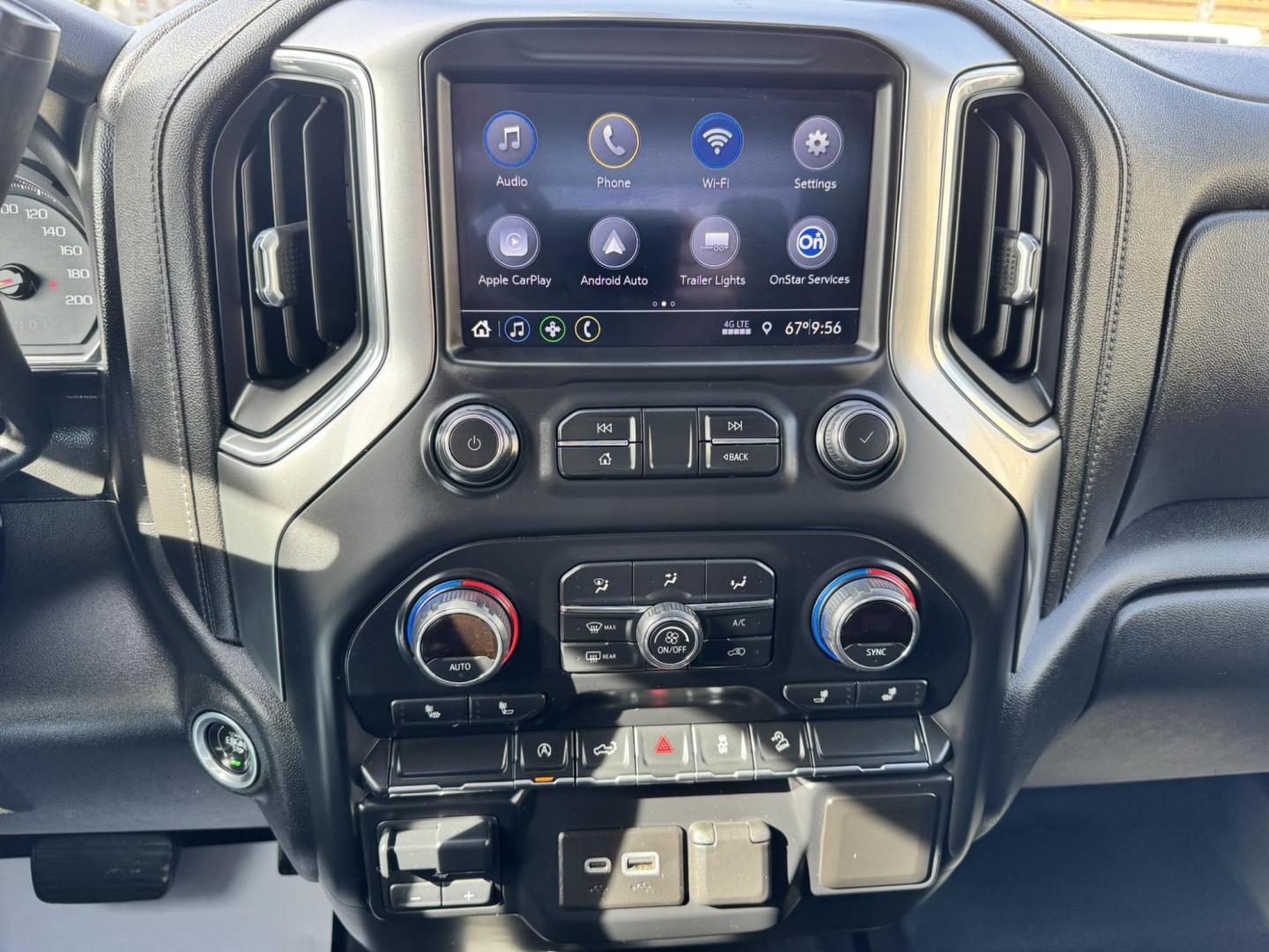 2020 WHITE /Charcoal Chevrolet Silverado 1500 LT Crew Cab Short Box 4WD (1GCUYDED1LZ) with an 5.3L V8 OHV 16V engine, 6A transmission, located at 116 5th Avenue South, Lewistown, MT, 59457, 47.063877, -109.427879 - Clean Car Fax on this 2020 Chevrolet Silverado LT! - Photo#15