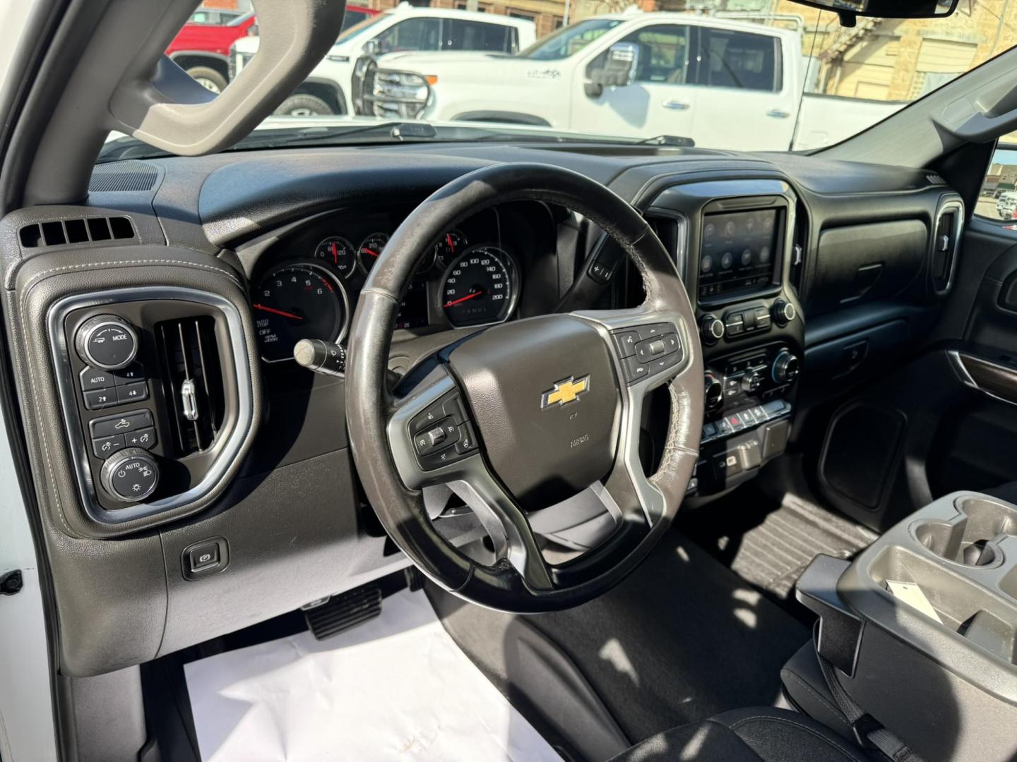 2020 WHITE /Charcoal Chevrolet Silverado 1500 LT Crew Cab Short Box 4WD (1GCUYDED1LZ) with an 5.3L V8 OHV 16V engine, 6A transmission, located at 116 5th Avenue South, Lewistown, MT, 59457, 47.063877, -109.427879 - Clean Car Fax on this 2020 Chevrolet Silverado LT! - Photo#13