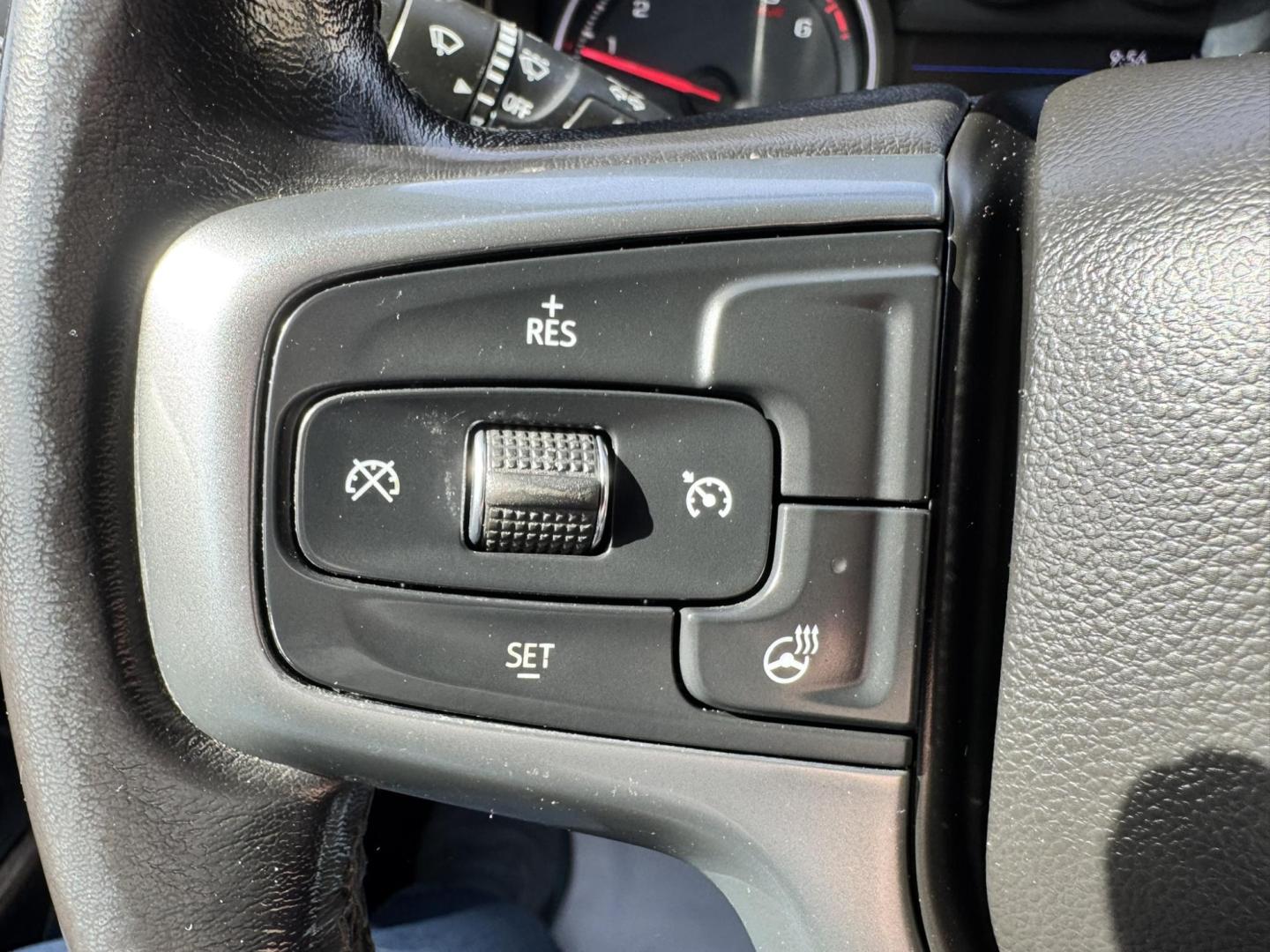 2020 WHITE /Charcoal Chevrolet Silverado 1500 LT Crew Cab Short Box 4WD (1GCUYDED1LZ) with an 5.3L V8 OHV 16V engine, 6A transmission, located at 116 5th Avenue South, Lewistown, MT, 59457, 47.063877, -109.427879 - Clean Car Fax on this 2020 Chevrolet Silverado LT! - Photo#17