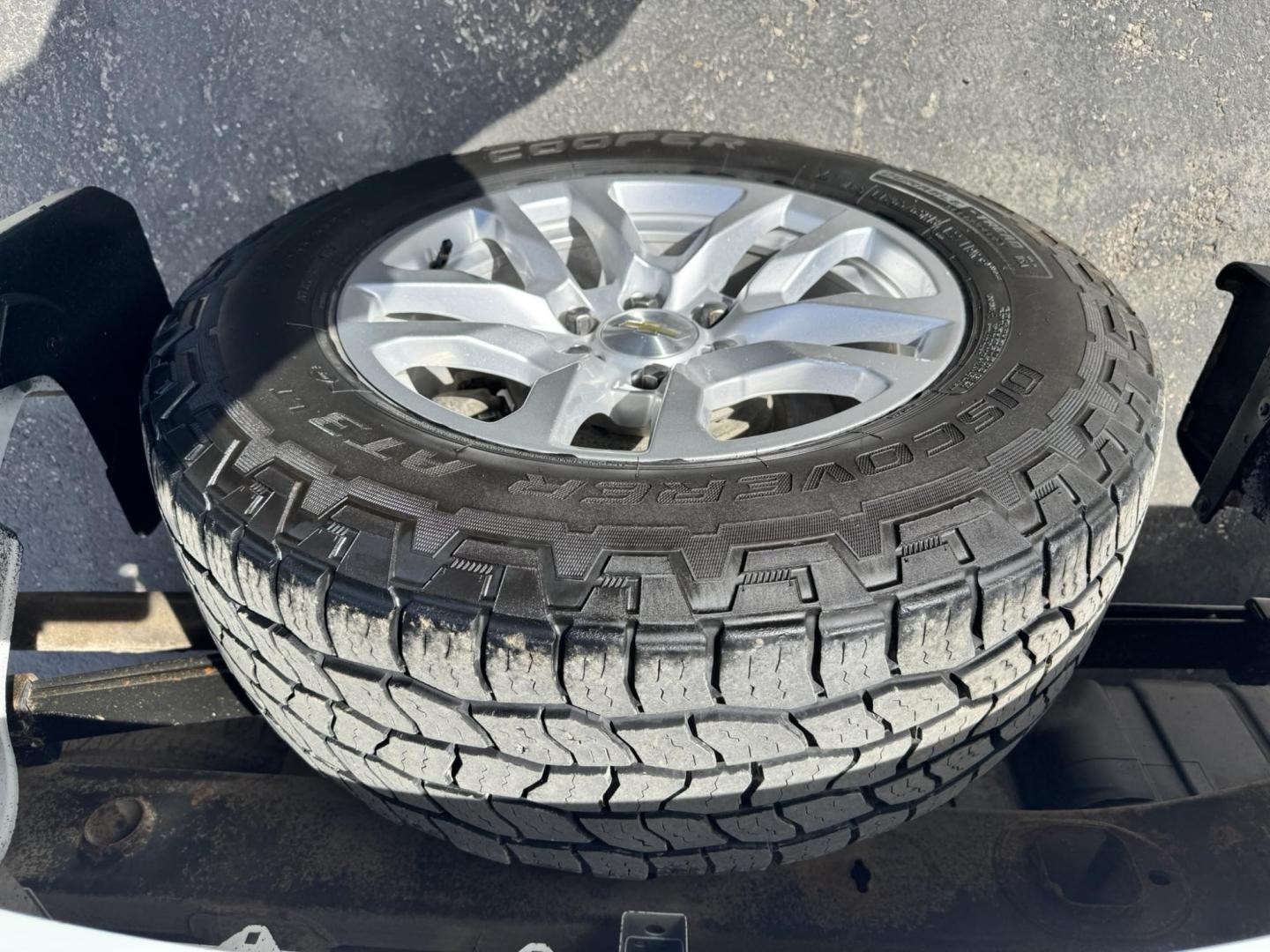 2020 WHITE /Charcoal Chevrolet Silverado 1500 LT Crew Cab Short Box 4WD (1GCUYDED1LZ) with an 5.3L V8 OHV 16V engine, 6A transmission, located at 116 5th Avenue South, Lewistown, MT, 59457, 47.063877, -109.427879 - Clean Car Fax on this 2020 Chevrolet Silverado LT! - Photo#21