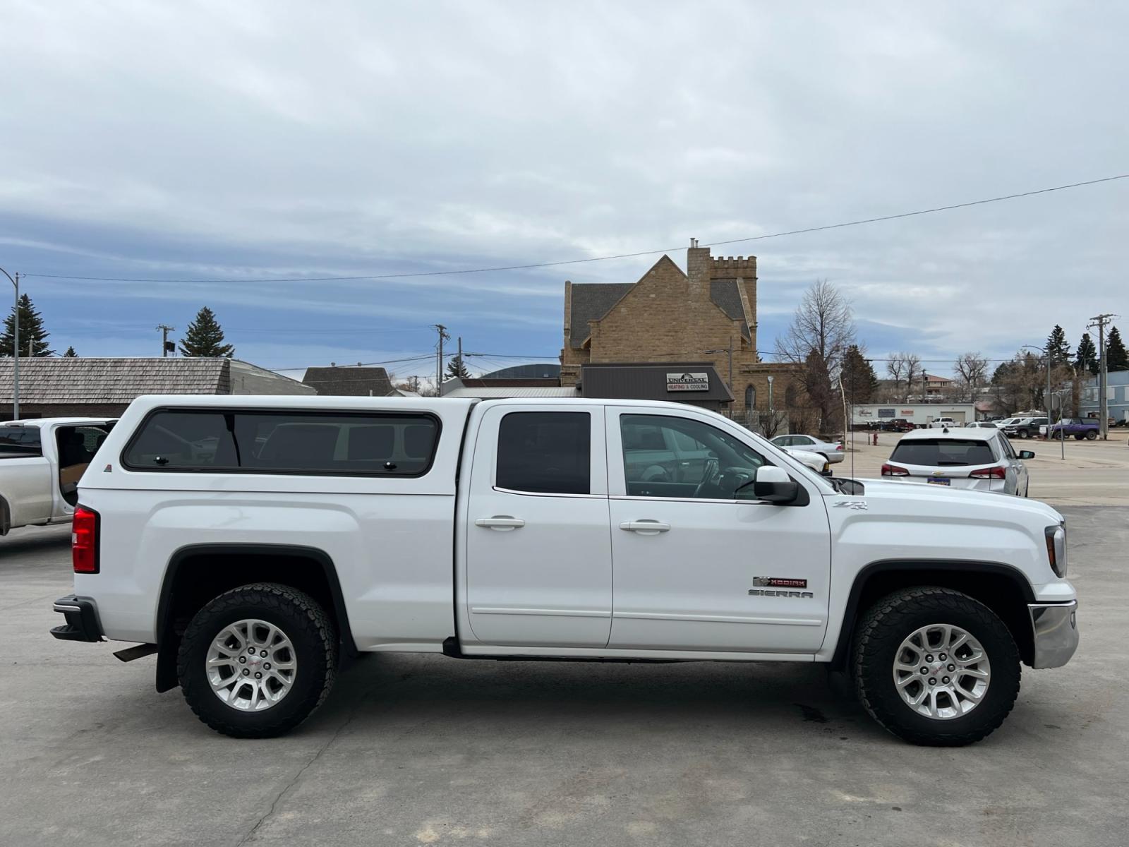 2018 WHITE /Grey GMC Sierra 1500 SLE Double Cab 4WD (1GTV2MEC9JZ) with an 5.3L V8 OHV 16V engine, 6A transmission, located at 116 5th Avenue South, Lewistown, MT, 59457, 47.063877, -109.427879 - Looking for a powerful and versatile pickup truck that can handle any job? Look no further than the 2018 GMC Sierra 1500 Double Cab SLE 4WD. With its rugged 4WD system and powerful V8 engine, the Sierra 1500 is the perfect choice for anyone looking to take on tough terrain and heavy loads. And wi - Photo #1