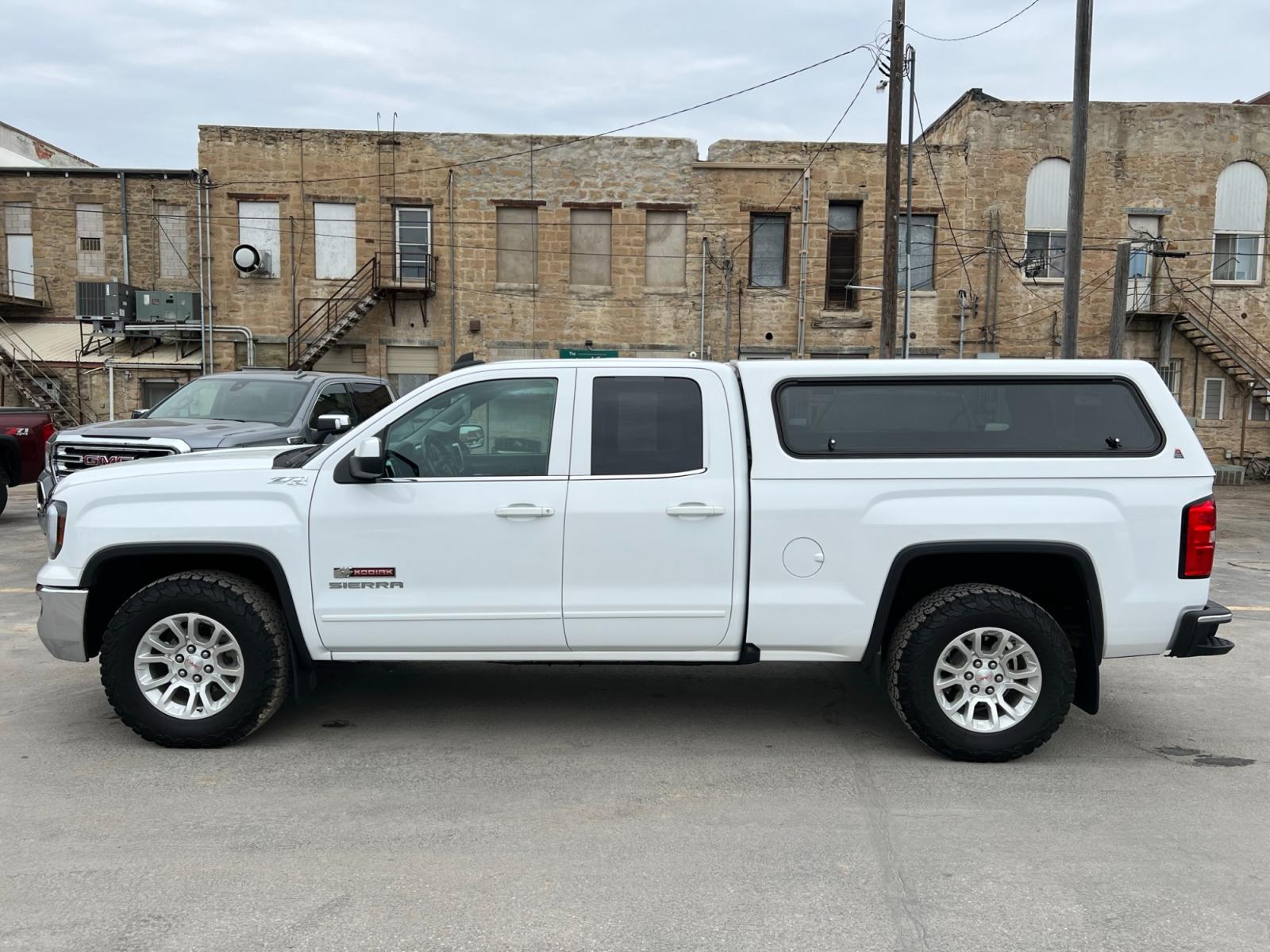 2018 WHITE /Grey GMC Sierra 1500 SLE Double Cab 4WD (1GTV2MEC9JZ) with an 5.3L V8 OHV 16V engine, 6A transmission, located at 116 5th Avenue South, Lewistown, MT, 59457, 47.063877, -109.427879 - Looking for a powerful and versatile pickup truck that can handle any job? Look no further than the 2018 GMC Sierra 1500 Double Cab SLE 4WD. With its rugged 4WD system and powerful V8 engine, the Sierra 1500 is the perfect choice for anyone looking to take on tough terrain and heavy loads. And wi - Photo #7