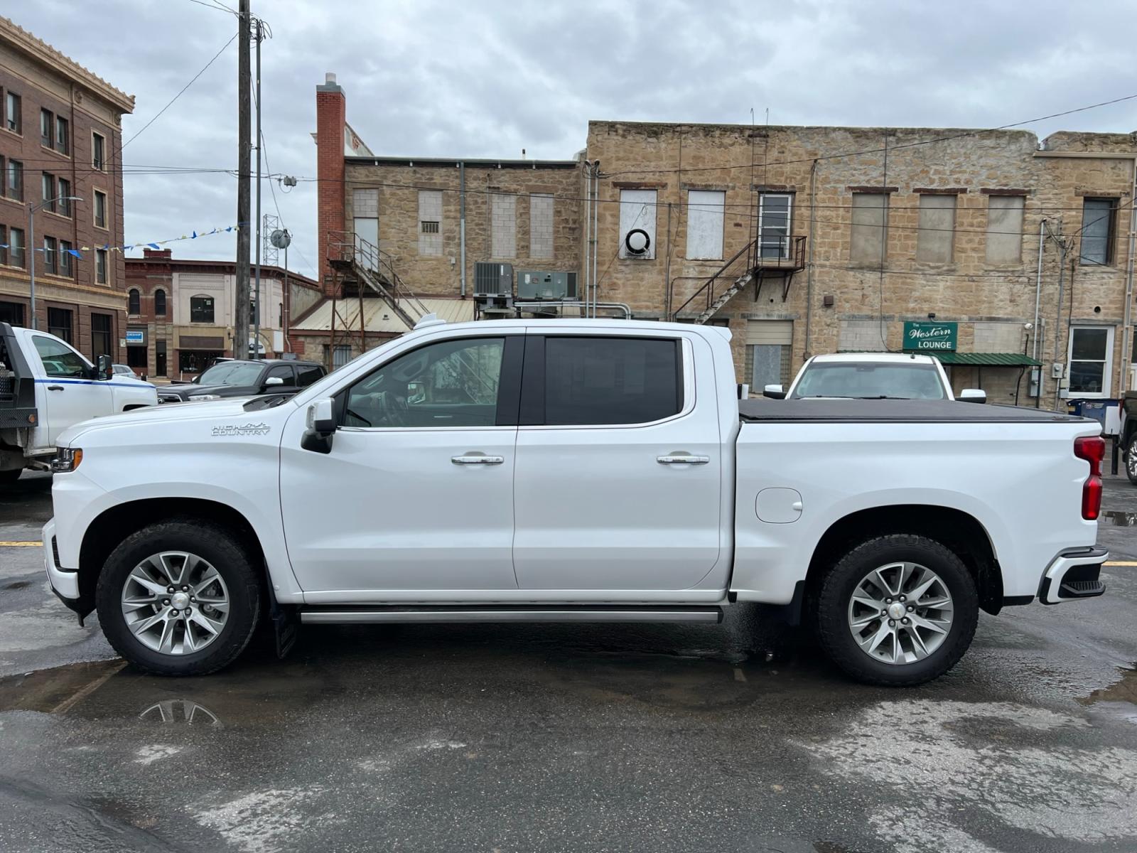 2020 WHITE /Two Tone Chevrolet Silverado 1500 High Country Crew Cab 4WD (1GCUYHED5LZ) with an 5.3L V8 OHV 16V engine, 6A transmission, located at 116 5th Avenue South, Lewistown, MT, 59457, 47.063877, -109.427879 - Are you ready to conquer any terrain and make a statement on the road? Look no further than the remarkable 2020 Chevy Silverado 1500 Crew Cab Short Box 4WD, featuring the prestigious High Country trim. This exceptional truck combines unrivaled performance, luxurious comfort, and cutting-edge technol - Photo #6