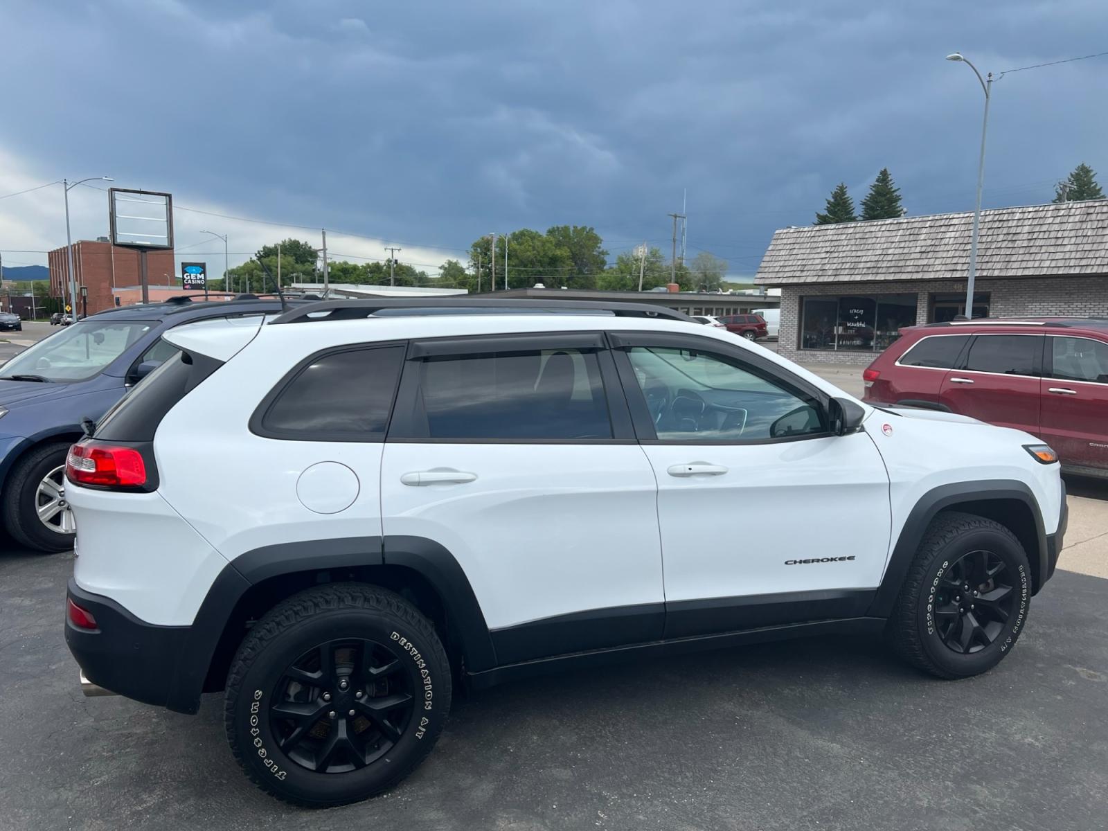 2018 WHITE /Black Jeep Cherokee Trailhawk 4WD (1C4PJMBX0JD) with an 3.2L V6 DOHC 24V engine, 9A transmission, located at 116 5th Avenue South, Lewistown, MT, 59457, 47.063877, -109.427879 - 2018 Jeep Cherokee Trailhawk 4WD - Conquer the Off-Road with Confidence Unleash your adventurous spirit with the 2018 Jeep Cherokee Trailhawk 4WD. Designed to tackle any terrain and deliver exceptional performance, this rugged SUV is your gateway to thrilling off-road experiences. Key Features: - Photo #1