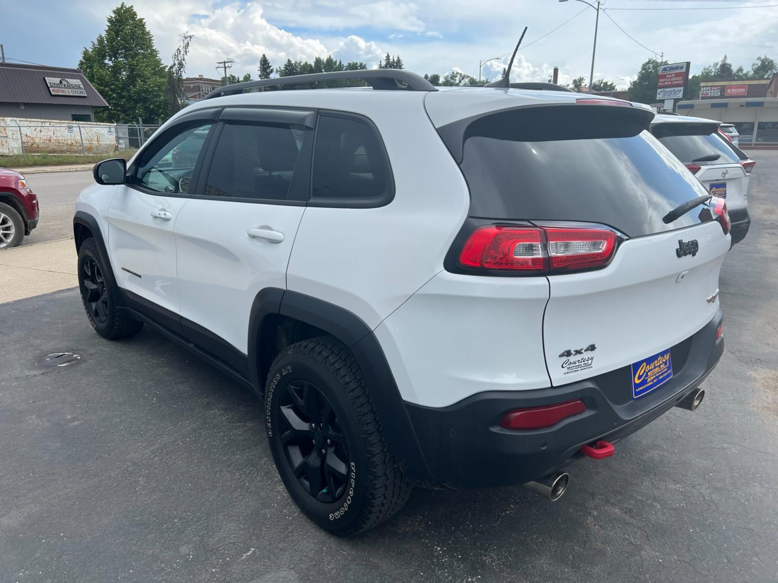 2018 WHITE /Black Jeep Cherokee Trailhawk 4WD (1C4PJMBX0JD) with an 3.2L V6 DOHC 24V engine, 9A transmission, located at 116 5th Avenue South, Lewistown, MT, 59457, 47.063877, -109.427879 - 2018 Jeep Cherokee Trailhawk 4WD - Conquer the Off-Road with Confidence Unleash your adventurous spirit with the 2018 Jeep Cherokee Trailhawk 4WD. Designed to tackle any terrain and deliver exceptional performance, this rugged SUV is your gateway to thrilling off-road experiences. Key Features: - Photo #4