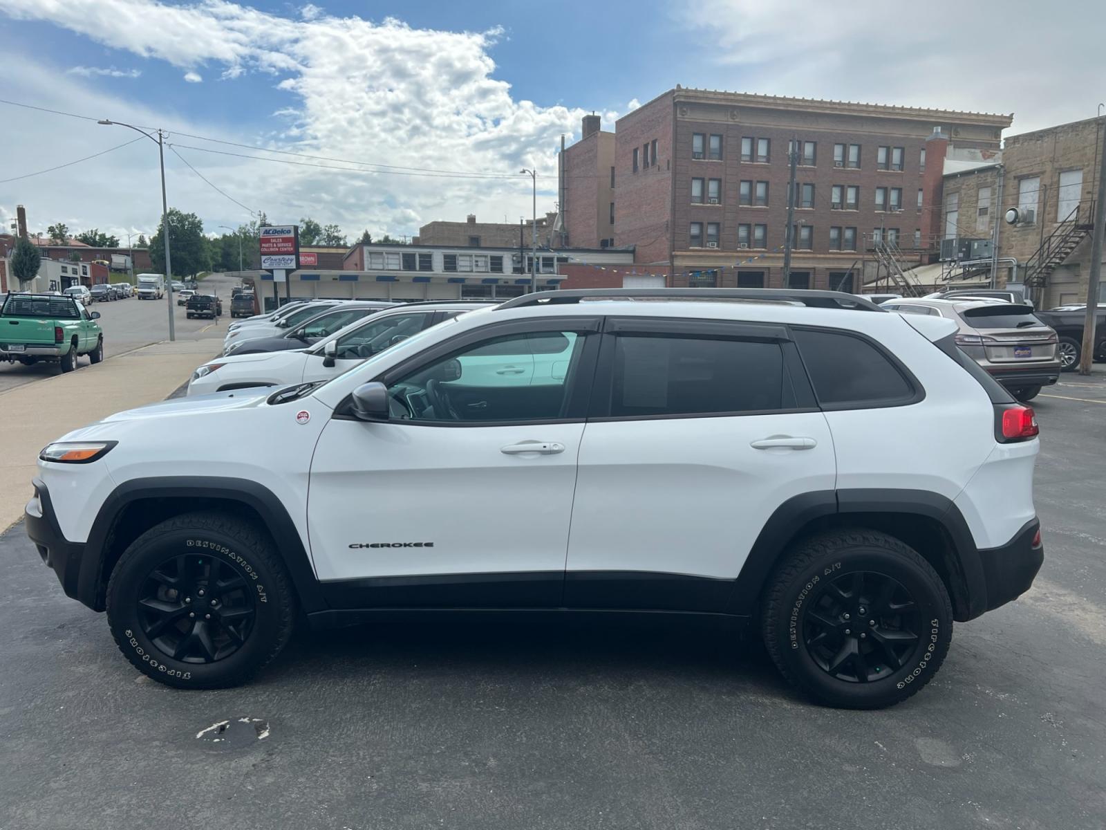 2018 WHITE /Black Jeep Cherokee Trailhawk 4WD (1C4PJMBX0JD) with an 3.2L V6 DOHC 24V engine, 9A transmission, located at 116 5th Avenue South, Lewistown, MT, 59457, 47.063877, -109.427879 - 2018 Jeep Cherokee Trailhawk 4WD - Conquer the Off-Road with Confidence Unleash your adventurous spirit with the 2018 Jeep Cherokee Trailhawk 4WD. Designed to tackle any terrain and deliver exceptional performance, this rugged SUV is your gateway to thrilling off-road experiences. Key Features: - Photo #5