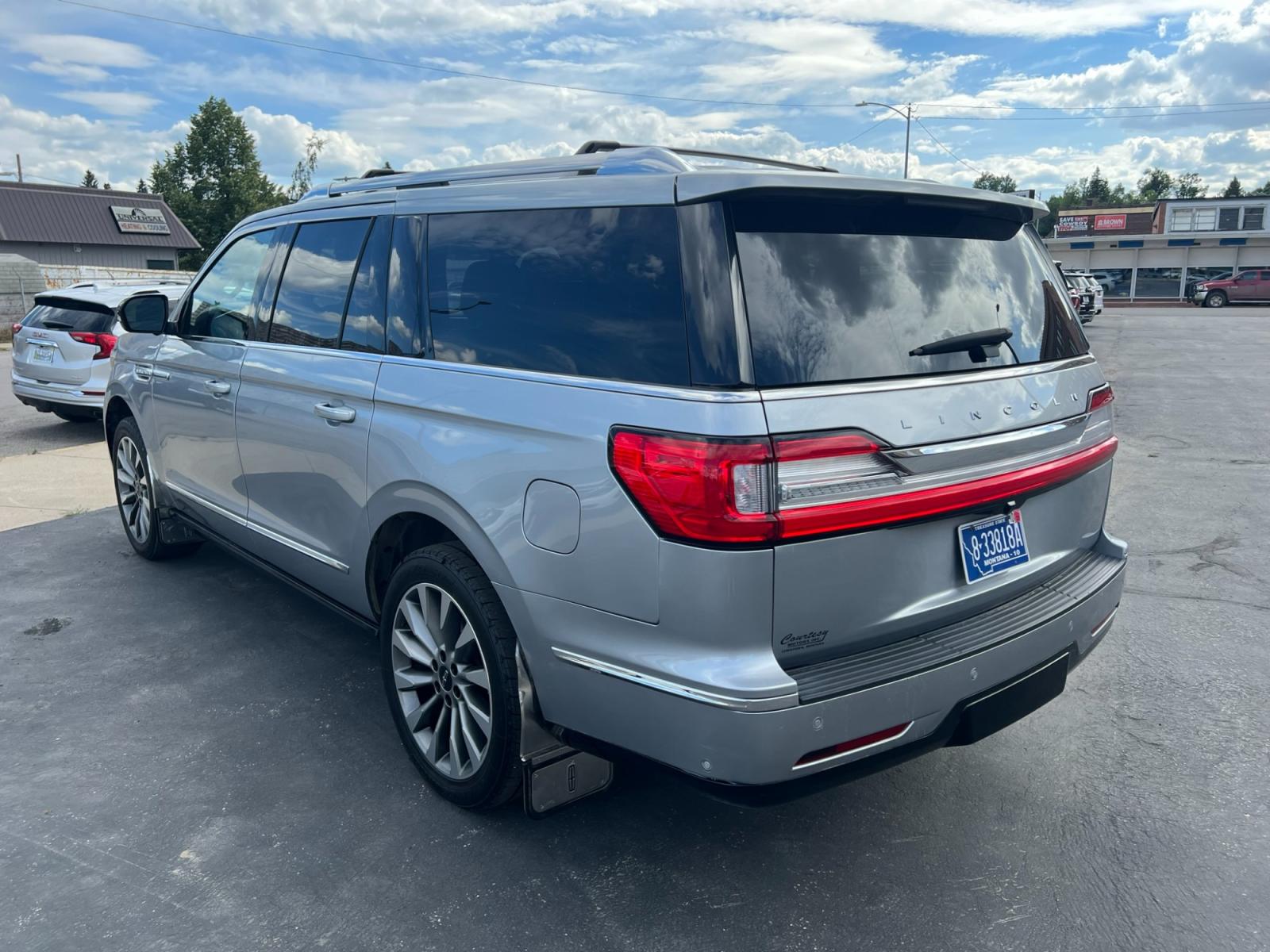 2020 SILVER /Black Lincoln Navigator L Reserve 4WD (5LMJJ3LT1LE) with an 3.5L V6 DOHC 24V FFV engine, 6A transmission, located at 116 5th Avenue South, Lewistown, MT, 59457, 47.063877, -109.427879 - Photo #4