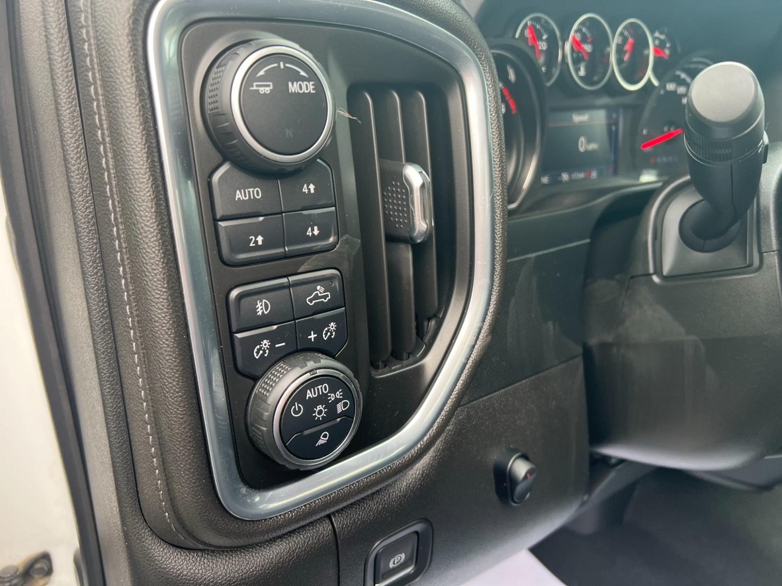 2022 WHITE /Black Chevrolet Silverado 2500HD LTZ Crew Cab Short Box 4WD (2GC4YPE72N1) with an 6.6L V8 OHV 16V engine, 6A transmission, located at 116 5th Avenue South, Lewistown, MT, 59457, 47.063877, -109.427879 - Photo #13