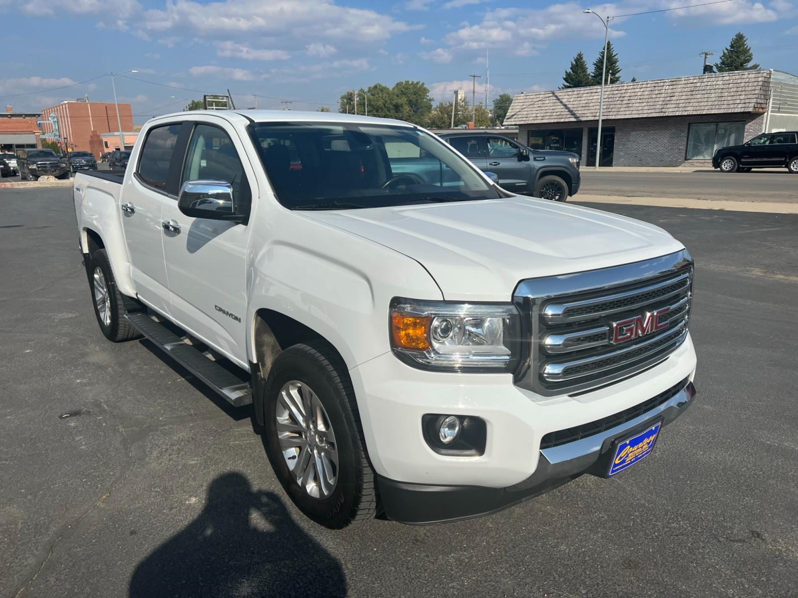 2020 WHITE /Black GMC Canyon SLT Crew Cab 4WD Short Box (1GTG6DEN8L1) with an 3.6L V6 DOHC 24V engine, 6A transmission, located at 116 5th Avenue South, Lewistown, MT, 59457, 47.063877, -109.427879 - Photo #0