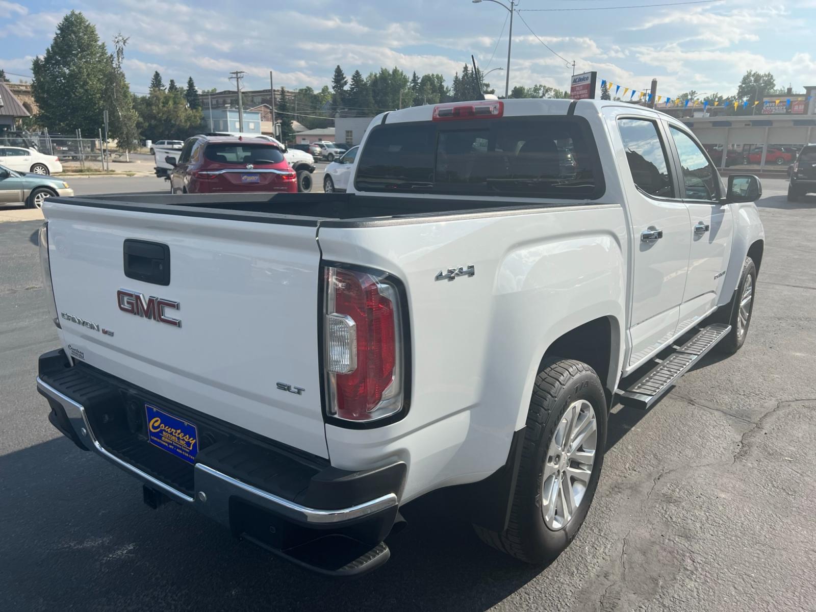 2020 WHITE /Black GMC Canyon SLT Crew Cab 4WD Short Box (1GTG6DEN8L1) with an 3.6L V6 DOHC 24V engine, 6A transmission, located at 116 5th Avenue South, Lewistown, MT, 59457, 47.063877, -109.427879 - Photo #2