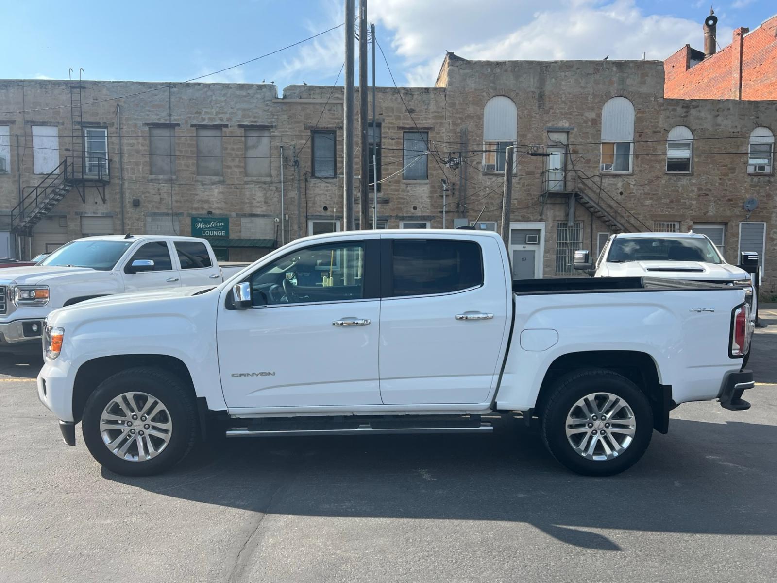 2020 WHITE /Black GMC Canyon SLT Crew Cab 4WD Short Box (1GTG6DEN8L1) with an 3.6L V6 DOHC 24V engine, 6A transmission, located at 116 5th Avenue South, Lewistown, MT, 59457, 47.063877, -109.427879 - Photo #5