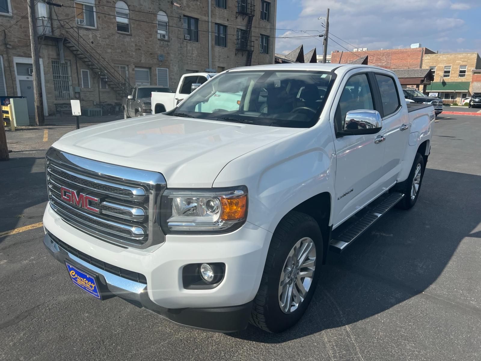 2020 WHITE /Black GMC Canyon SLT Crew Cab 4WD Short Box (1GTG6DEN8L1) with an 3.6L V6 DOHC 24V engine, 6A transmission, located at 116 5th Avenue South, Lewistown, MT, 59457, 47.063877, -109.427879 - Photo #6