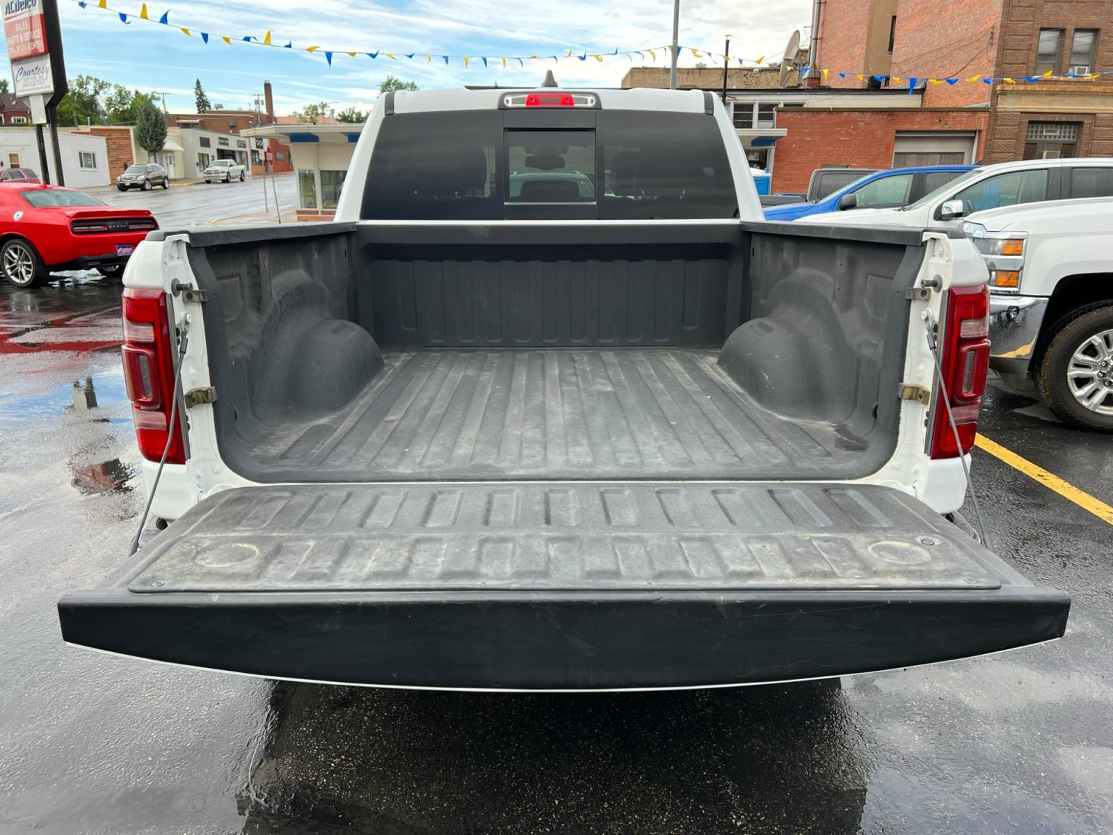 2020 WHITE /Charcoal RAM 1500 Limited Crew Cab SWB 4WD (1C6SRFHT8LN) with an 5.7L V8 OHV 16V engine, 8A transmission, located at 116 5th Avenue South, Lewistown, MT, 59457, 47.063877, -109.427879 - Discover the Ultimate Power and Luxury! Introducing the 2020 RAM 1500 Limited Crew Cab SWB 4WD – the pinnacle of performance and refinement in the truck world! Dominate the Urban Jungle: With its sleek design and powerful 5.7L HEMI V8 engine, the RAM 1500 Limited effortlessly conquers both c - Photo #3