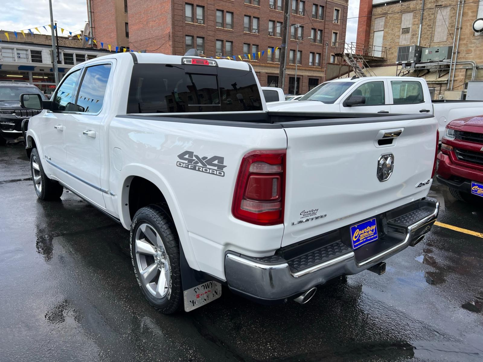 2020 WHITE /Charcoal RAM 1500 Limited Crew Cab SWB 4WD (1C6SRFHT8LN) with an 5.7L V8 OHV 16V engine, 8A transmission, located at 116 5th Avenue South, Lewistown, MT, 59457, 47.063877, -109.427879 - Photo #4