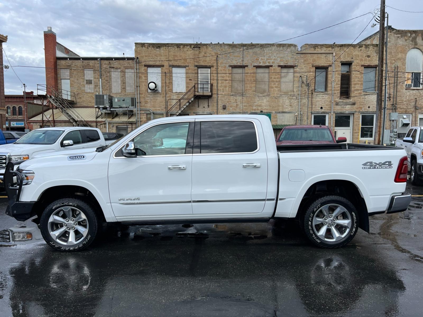 2020 WHITE /Charcoal RAM 1500 Limited Crew Cab SWB 4WD (1C6SRFHT8LN) with an 5.7L V8 OHV 16V engine, 8A transmission, located at 116 5th Avenue South, Lewistown, MT, 59457, 47.063877, -109.427879 - Photo #5