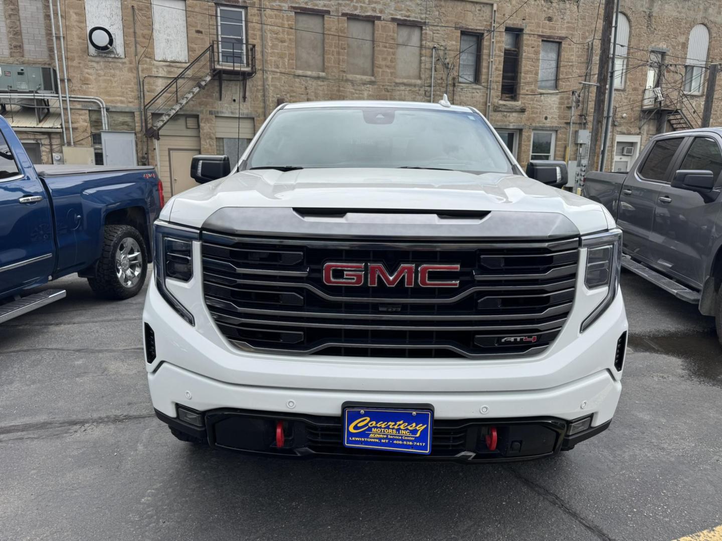 2022 WHITE /Charcoal GMC Sierra 1500 AT4 Crew Cab 4WD (1GTUUEETXNZ) with an 3.0L V6 DOHC 24V DIESEL engine, 6A transmission, located at 116 5th Avenue South, Lewistown, MT, 59457, 47.063877, -109.427879 - 2022 GMC Sierra 1500 Crew Cab AT4, a rugged yet refined truck built to handle any challenge. This powerful vehicle combines the durability of a full-size pickup with the comfort and technology of a premium ride. The AT4 trim brings off-road capabilities with upgraded suspension, all-terrain tires, a - Photo#1
