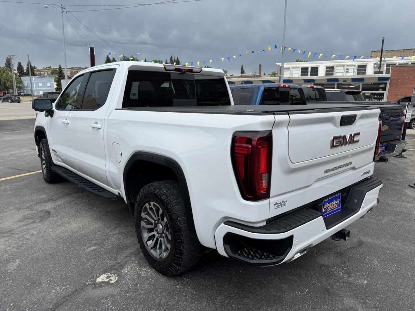 2022 WHITE /Charcoal GMC Sierra 1500 AT4 Crew Cab 4WD (1GTUUEETXNZ) with an 3.0L V6 DOHC 24V DIESEL engine, 6A transmission, located at 116 5th Avenue South, Lewistown, MT, 59457, 47.063877, -109.427879 - 2022 GMC Sierra 1500 Crew Cab AT4, a rugged yet refined truck built to handle any challenge. This powerful vehicle combines the durability of a full-size pickup with the comfort and technology of a premium ride. The AT4 trim brings off-road capabilities with upgraded suspension, all-terrain tires, a - Photo#5
