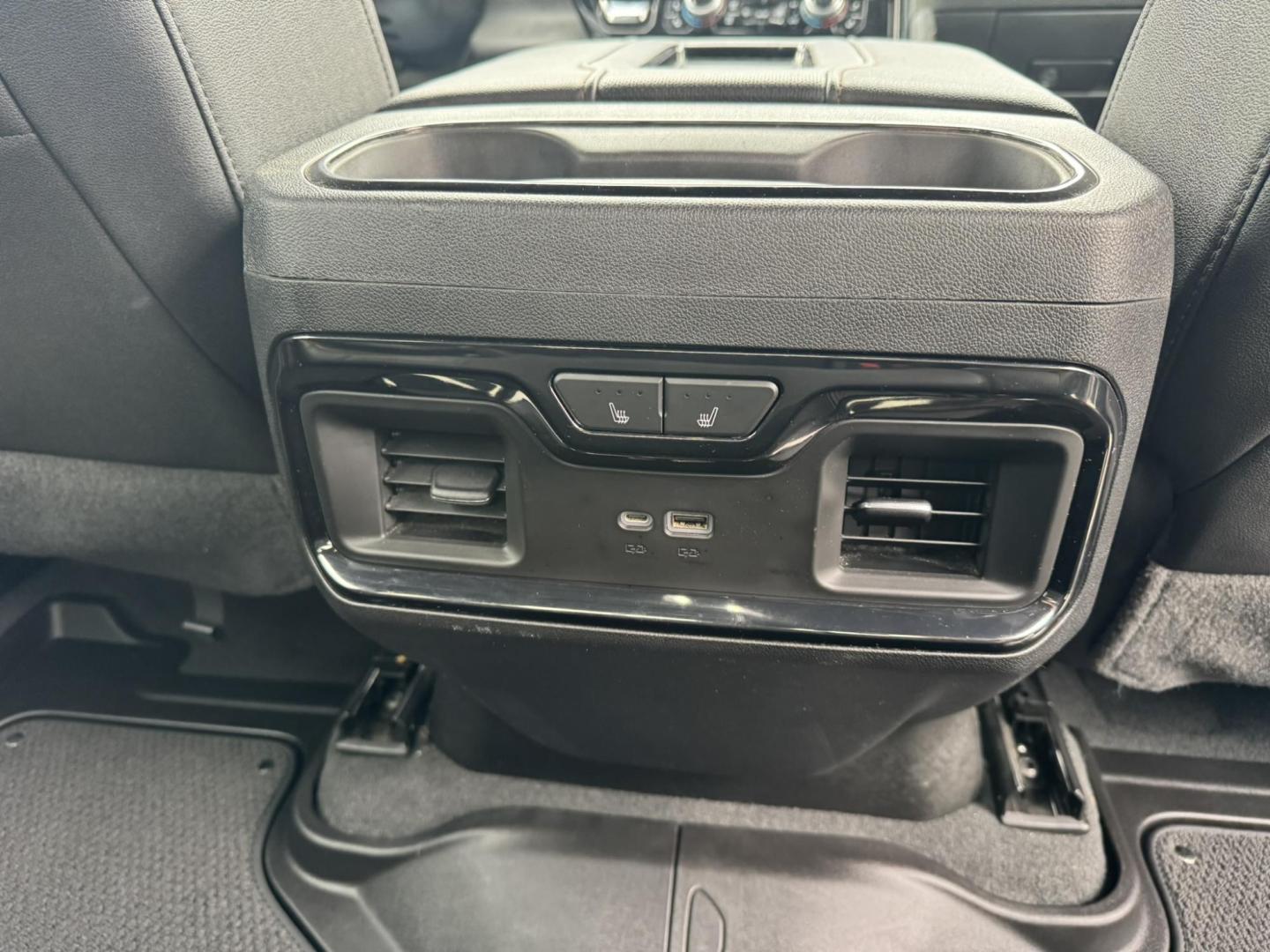 2022 WHITE /Charcoal GMC Sierra 1500 AT4 Crew Cab 4WD (1GTUUEETXNZ) with an 3.0L V6 DOHC 24V DIESEL engine, 6A transmission, located at 116 5th Avenue South, Lewistown, MT, 59457, 47.063877, -109.427879 - 2022 GMC Sierra 1500 Crew Cab AT4, a rugged yet refined truck built to handle any challenge. This powerful vehicle combines the durability of a full-size pickup with the comfort and technology of a premium ride. The AT4 trim brings off-road capabilities with upgraded suspension, all-terrain tires, a - Photo#9