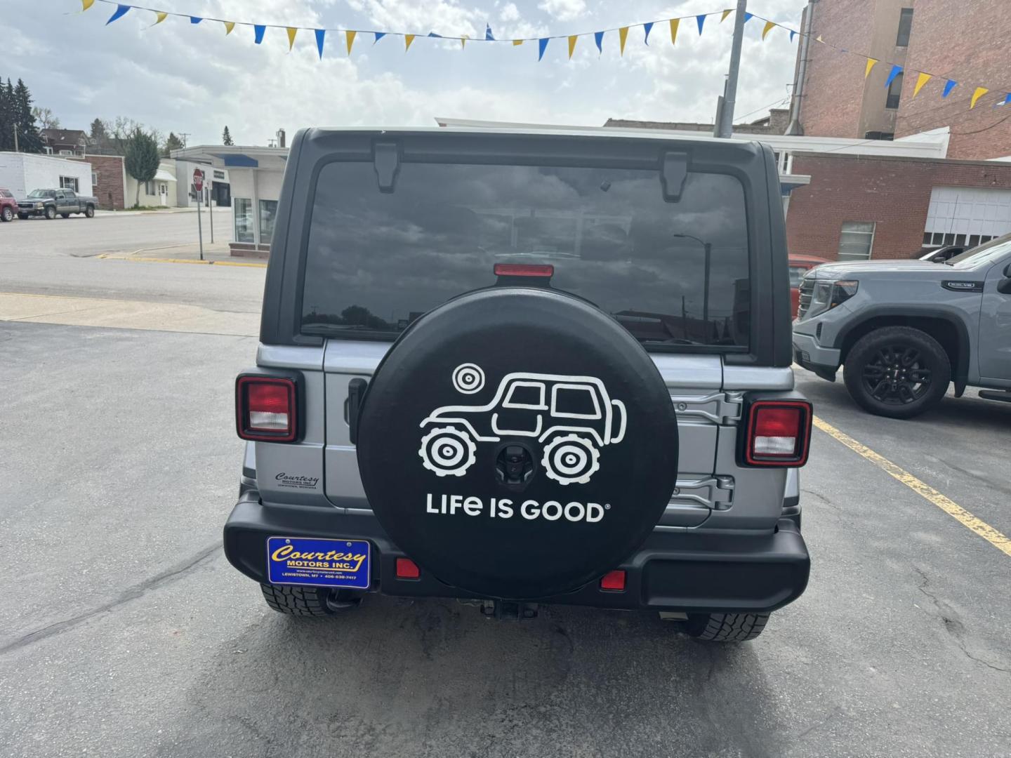 2021 Silver /Charcoal Jeep Wrangler Unlimited Sahara (1C4HJXEN3MW) with an 2.0L L4 DOHC 16V TURBO engine, 8A transmission, located at 116 5th Avenue South, Lewistown, MT, 59457, 47.063877, -109.427879 - Available now: 2021 Jeep Wrangler Sahara — a perfect blend of rugged capability and refined comfort. Powered by Jeep’s 2.0L Turbocharged engine, this two-door SUV delivers impressive torque and efficiency while maintaining the legendary off-road performance Jeep is known for. The Sahara trim add - Photo#3
