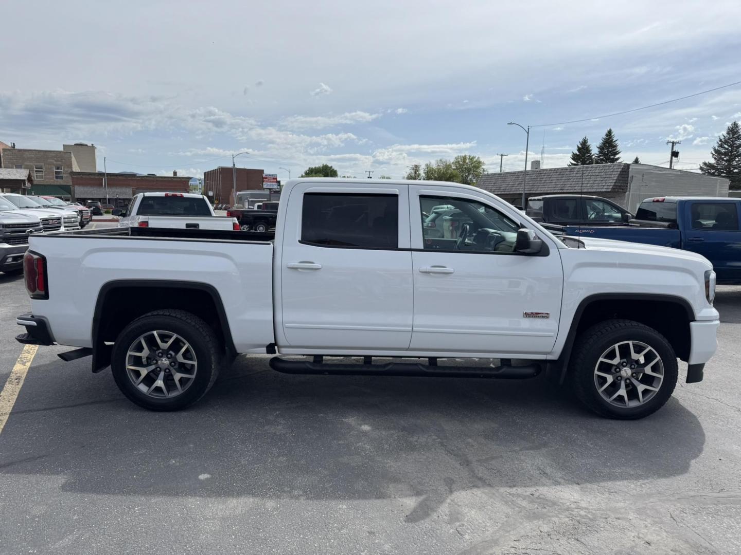 2018 WHITE /Charcoal GMC Sierra 1500 SLT Crew Cab Short Box 4WD (3GTU2NEJ3JG) with an 6.2L V8 OHV 16V engine, 6A transmission, located at 116 5th Avenue South, Lewistown, MT, 59457, 47.063877, -109.427879 - Photo#1