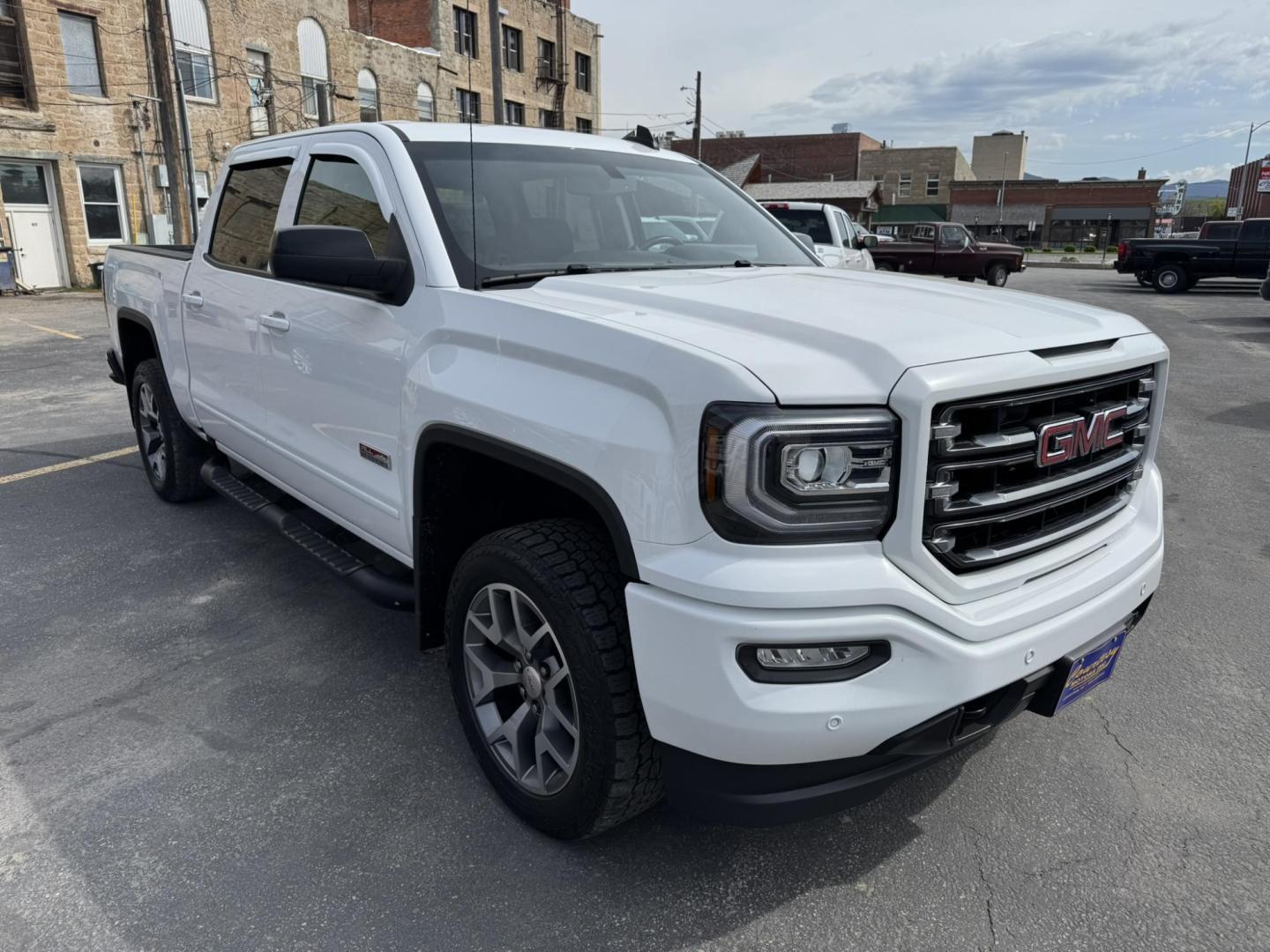 2018 WHITE /Charcoal GMC Sierra 1500 SLT Crew Cab Short Box 4WD (3GTU2NEJ3JG) with an 6.2L V8 OHV 16V engine, 6A transmission, located at 116 5th Avenue South, Lewistown, MT, 59457, 47.063877, -109.427879 - Photo#0