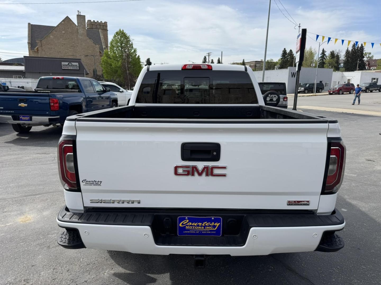 2018 WHITE /Charcoal GMC Sierra 1500 SLT Crew Cab Short Box 4WD (3GTU2NEJ3JG) with an 6.2L V8 OHV 16V engine, 6A transmission, located at 116 5th Avenue South, Lewistown, MT, 59457, 47.063877, -109.427879 - Photo#3