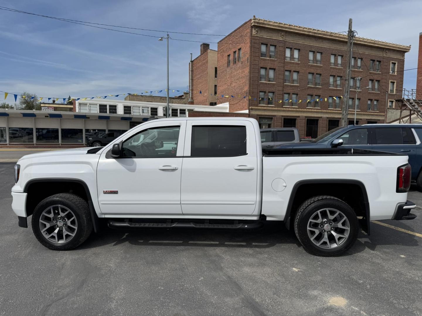 2018 WHITE /Charcoal GMC Sierra 1500 SLT Crew Cab Short Box 4WD (3GTU2NEJ3JG) with an 6.2L V8 OHV 16V engine, 6A transmission, located at 116 5th Avenue South, Lewistown, MT, 59457, 47.063877, -109.427879 - Photo#5
