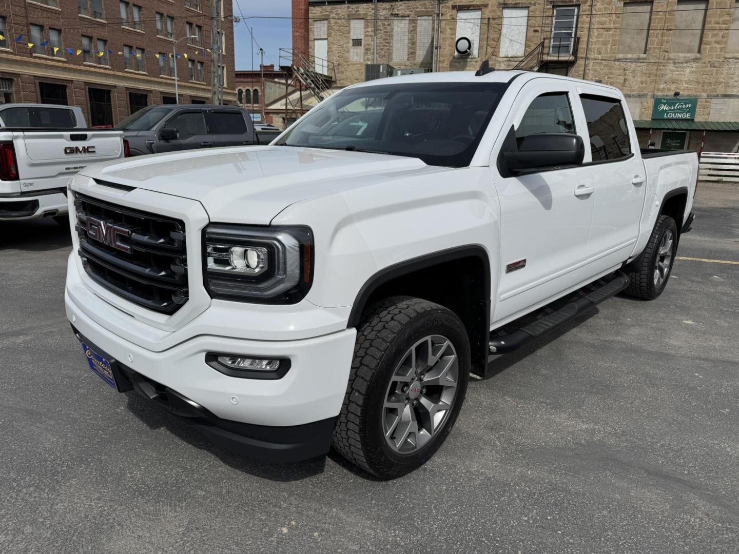 2018 WHITE /Charcoal GMC Sierra 1500 SLT Crew Cab Short Box 4WD (3GTU2NEJ3JG) with an 6.2L V8 OHV 16V engine, 6A transmission, located at 116 5th Avenue South, Lewistown, MT, 59457, 47.063877, -109.427879 - Photo#6