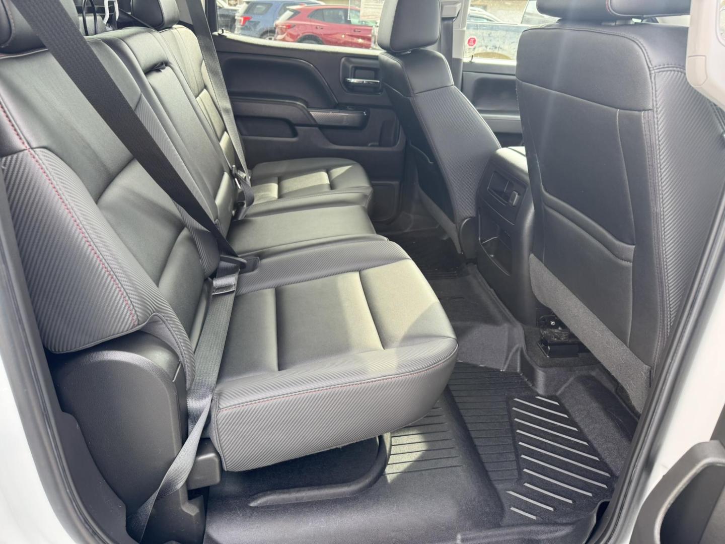 2018 WHITE /Charcoal GMC Sierra 1500 SLT Crew Cab Short Box 4WD (3GTU2NEJ3JG) with an 6.2L V8 OHV 16V engine, 6A transmission, located at 116 5th Avenue South, Lewistown, MT, 59457, 47.063877, -109.427879 - Photo#8