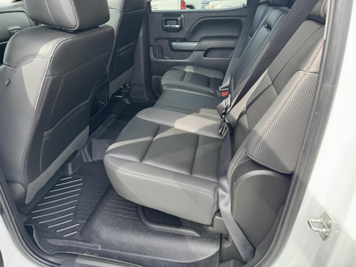 2018 WHITE /Charcoal GMC Sierra 1500 SLT Crew Cab Short Box 4WD (3GTU2NEJ3JG) with an 6.2L V8 OHV 16V engine, 6A transmission, located at 116 5th Avenue South, Lewistown, MT, 59457, 47.063877, -109.427879 - Photo#9