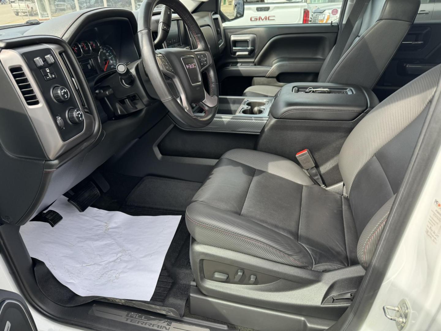 2018 WHITE /Charcoal GMC Sierra 1500 SLT Crew Cab Short Box 4WD (3GTU2NEJ3JG) with an 6.2L V8 OHV 16V engine, 6A transmission, located at 116 5th Avenue South, Lewistown, MT, 59457, 47.063877, -109.427879 - Photo#10