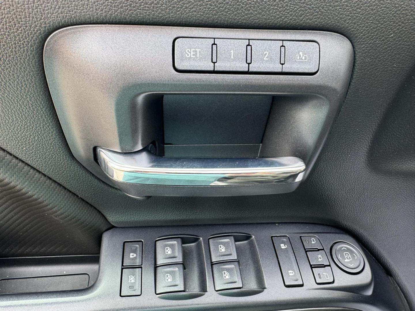 2018 WHITE /Charcoal GMC Sierra 1500 SLT Crew Cab Short Box 4WD (3GTU2NEJ3JG) with an 6.2L V8 OHV 16V engine, 6A transmission, located at 116 5th Avenue South, Lewistown, MT, 59457, 47.063877, -109.427879 - Photo#11