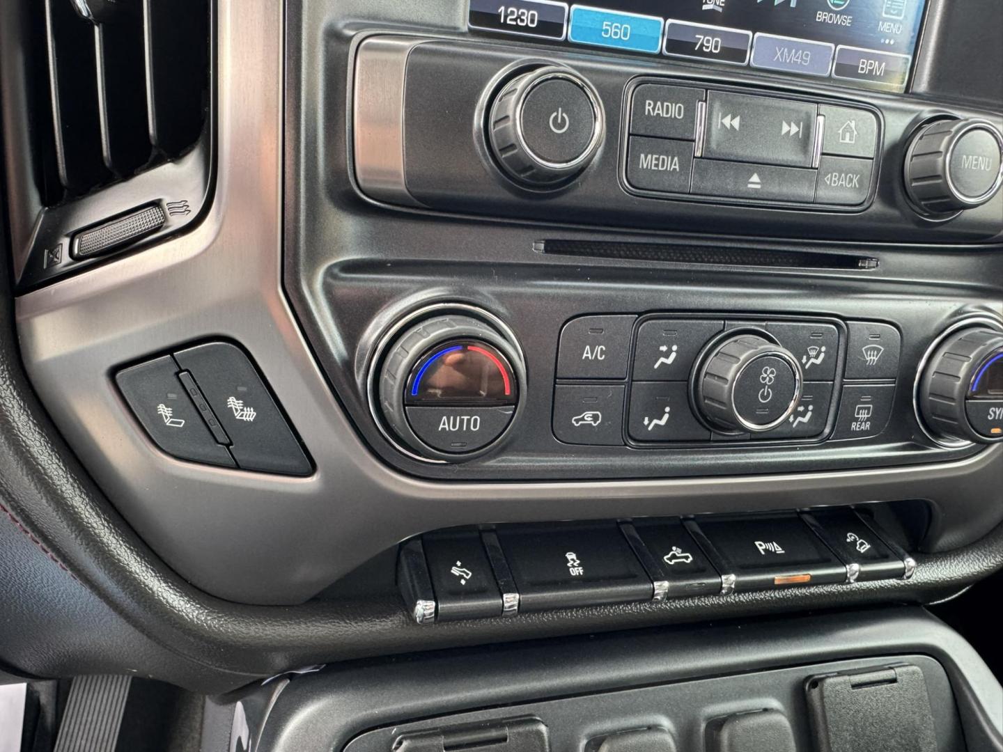 2018 WHITE /Charcoal GMC Sierra 1500 SLT Crew Cab Short Box 4WD (3GTU2NEJ3JG) with an 6.2L V8 OHV 16V engine, 6A transmission, located at 116 5th Avenue South, Lewistown, MT, 59457, 47.063877, -109.427879 - Photo#18