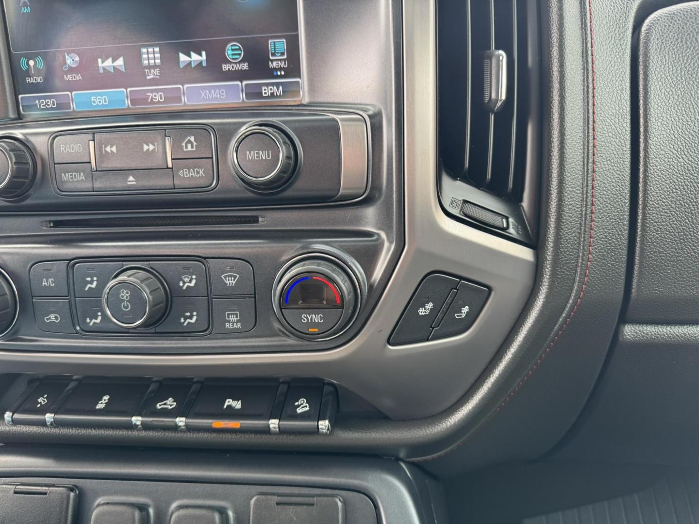 2018 WHITE /Charcoal GMC Sierra 1500 SLT Crew Cab Short Box 4WD (3GTU2NEJ3JG) with an 6.2L V8 OHV 16V engine, 6A transmission, located at 116 5th Avenue South, Lewistown, MT, 59457, 47.063877, -109.427879 - Photo#19