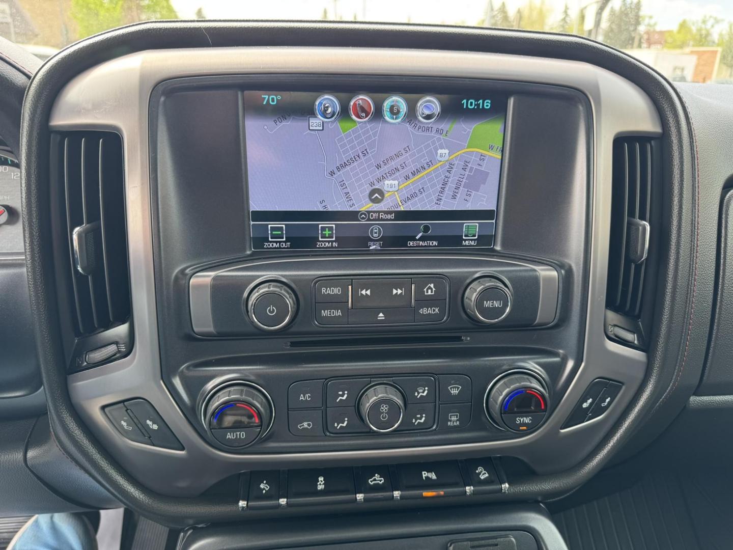 2018 WHITE /Charcoal GMC Sierra 1500 SLT Crew Cab Short Box 4WD (3GTU2NEJ3JG) with an 6.2L V8 OHV 16V engine, 6A transmission, located at 116 5th Avenue South, Lewistown, MT, 59457, 47.063877, -109.427879 - Photo#21