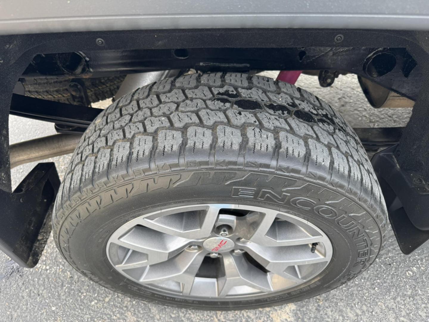 2018 WHITE /Charcoal GMC Sierra 1500 SLT Crew Cab Short Box 4WD (3GTU2NEJ3JG) with an 6.2L V8 OHV 16V engine, 6A transmission, located at 116 5th Avenue South, Lewistown, MT, 59457, 47.063877, -109.427879 - Photo#24