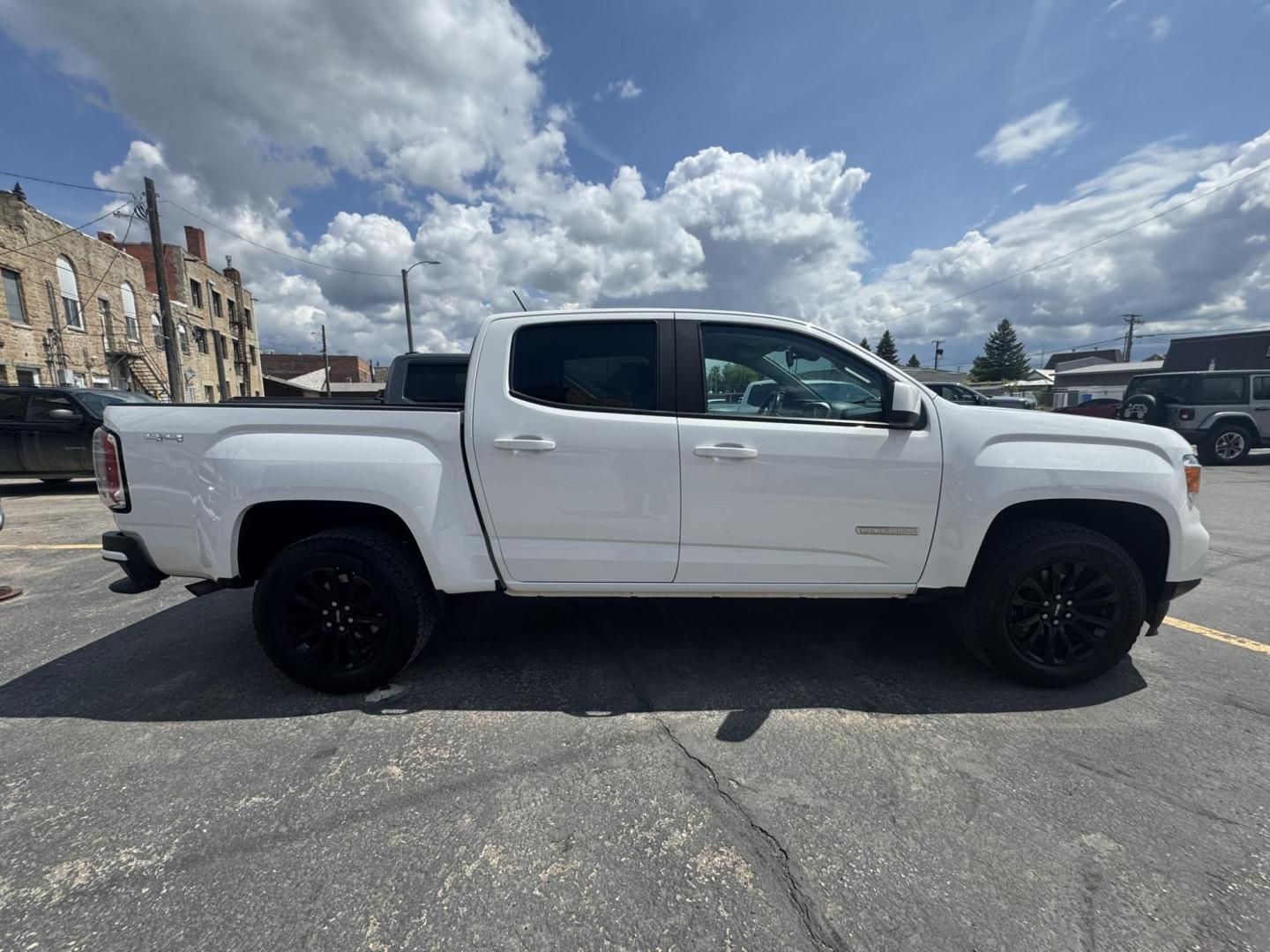 2021 WHITE /Black GMC Canyon Elevation Crew Cab 4WD (1GTG6CEN1M1) with an 3.6L V6 DOHC 24V engine, 6A transmission, located at 116 5th Avenue South, Lewistown, MT, 59457, 47.063877, -109.427879 - Stand out on the road and off it with this sharp 2021 GMC Canyon Elevation. This midsize truck brings rugged capability, modern tech, and head-turning style in a versatile package perfect for work or play. Powered by a responsive engine and equipped with 4WD, it’s ready for all-season traction and - Photo#1