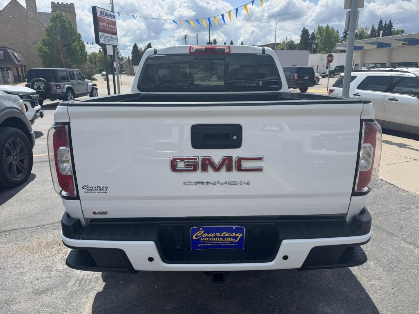 2021 WHITE /Black GMC Canyon Elevation Crew Cab 4WD (1GTG6CEN1M1) with an 3.6L V6 DOHC 24V engine, 6A transmission, located at 116 5th Avenue South, Lewistown, MT, 59457, 47.063877, -109.427879 - Stand out on the road and off it with this sharp 2021 GMC Canyon Elevation. This midsize truck brings rugged capability, modern tech, and head-turning style in a versatile package perfect for work or play. Powered by a responsive engine and equipped with 4WD, it’s ready for all-season traction and - Photo#3