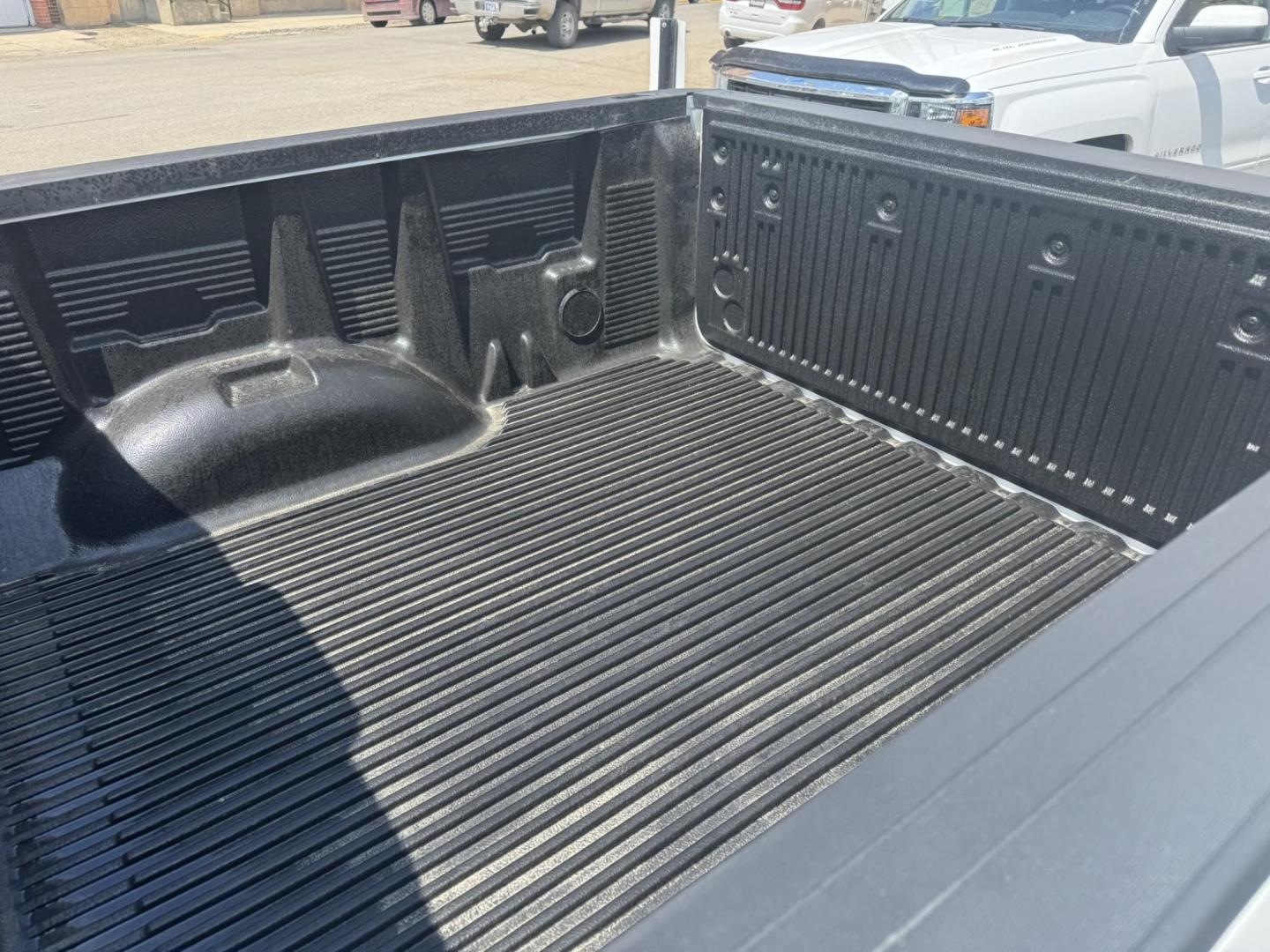 2021 WHITE /Black GMC Canyon Elevation Crew Cab 4WD (1GTG6CEN1M1) with an 3.6L V6 DOHC 24V engine, 6A transmission, located at 116 5th Avenue South, Lewistown, MT, 59457, 47.063877, -109.427879 - Stand out on the road and off it with this sharp 2021 GMC Canyon Elevation. This midsize truck brings rugged capability, modern tech, and head-turning style in a versatile package perfect for work or play. Powered by a responsive engine and equipped with 4WD, it’s ready for all-season traction and - Photo#5