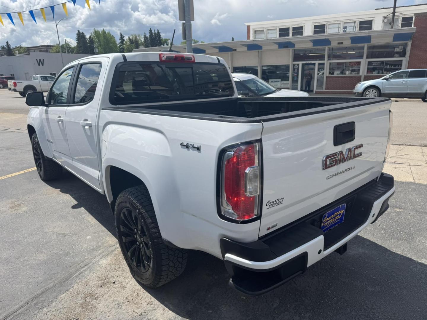 2021 WHITE /Black GMC Canyon Elevation Crew Cab 4WD (1GTG6CEN1M1) with an 3.6L V6 DOHC 24V engine, 6A transmission, located at 116 5th Avenue South, Lewistown, MT, 59457, 47.063877, -109.427879 - Stand out on the road and off it with this sharp 2021 GMC Canyon Elevation. This midsize truck brings rugged capability, modern tech, and head-turning style in a versatile package perfect for work or play. Powered by a responsive engine and equipped with 4WD, it’s ready for all-season traction and - Photo#4